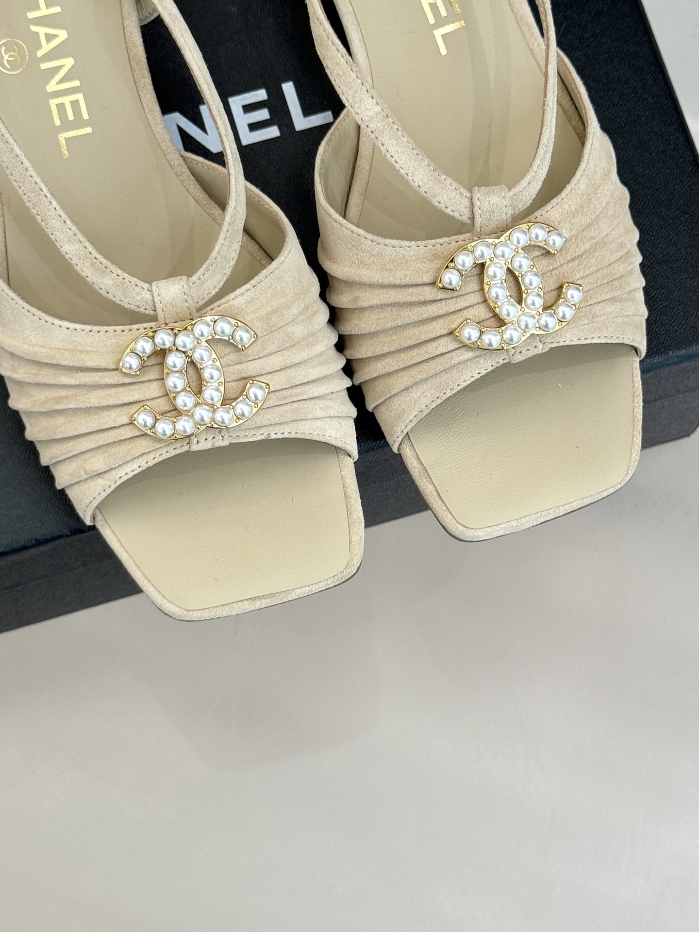 
CHANE*｜小香25。春夏新品
双C粗跟凉鞋
香奶奶家一贯的优雅名媛气质
高级感十足！上脚非常nic