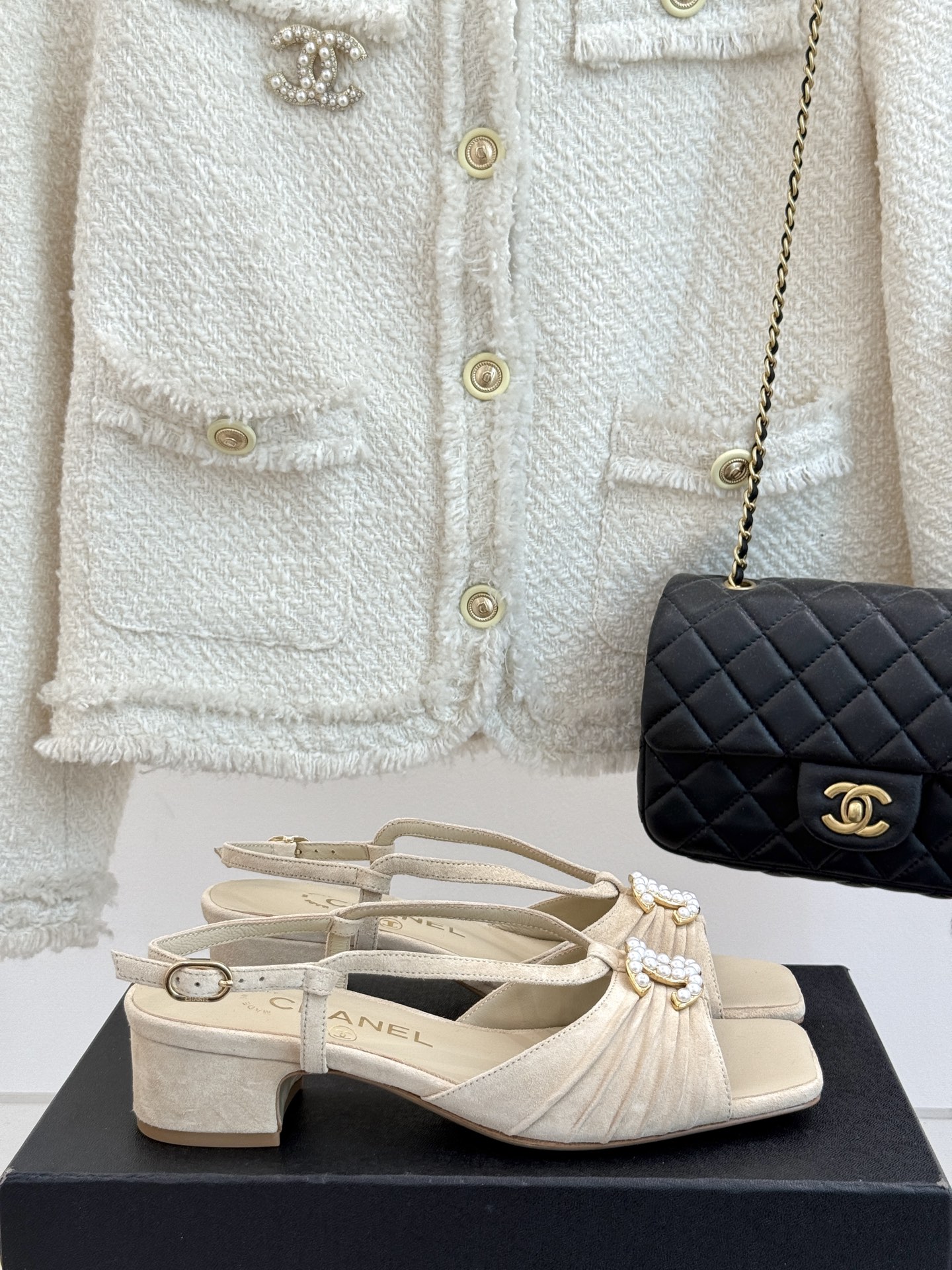 
CHANE*｜小香25。春夏新品
双C粗跟凉鞋
香奶奶家一贯的优雅名媛气质
高级感十足！上脚非常nic