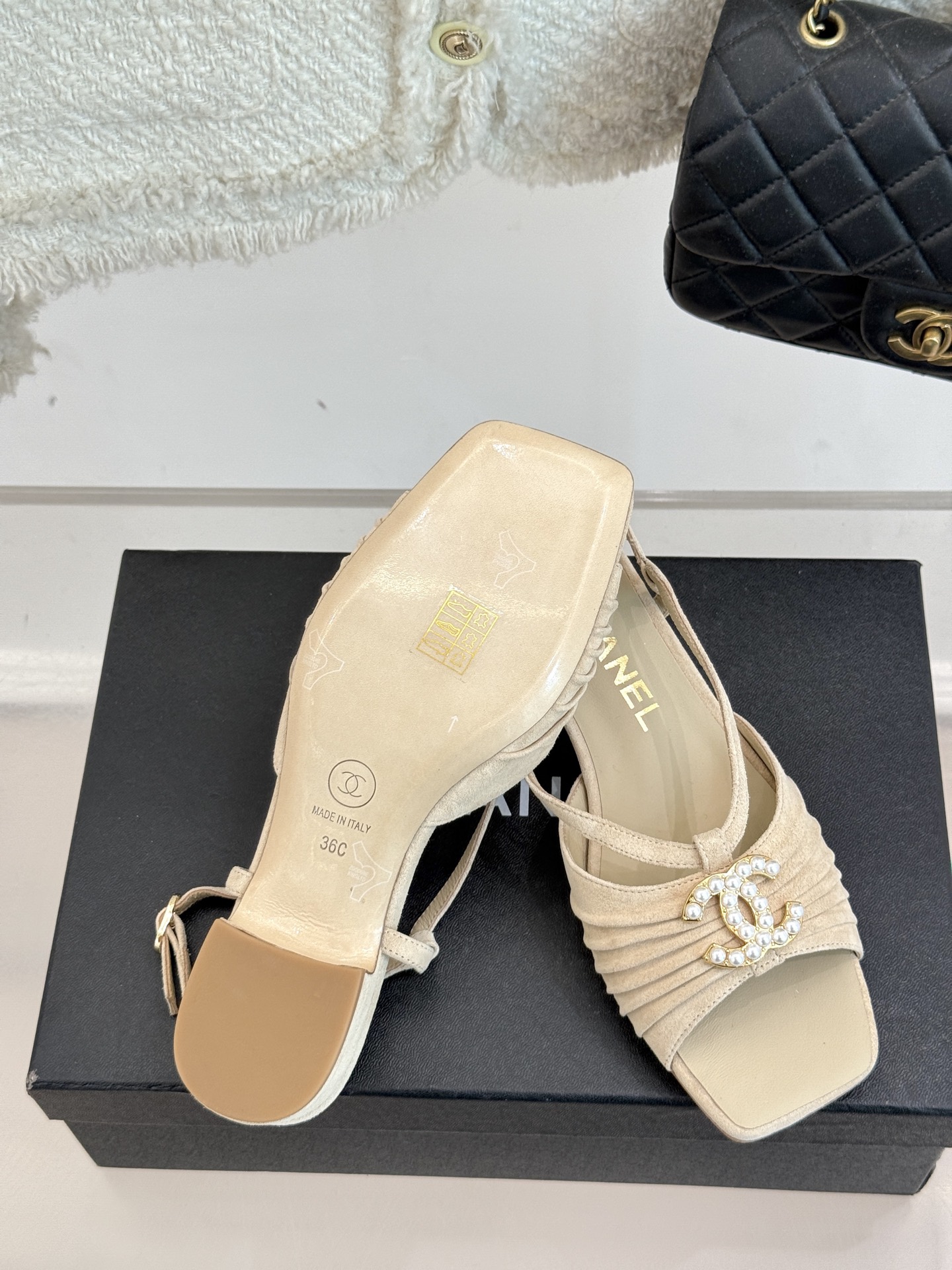 
CHANE*｜小香25。春夏新品
双C粗跟凉鞋
香奶奶家一贯的优雅名媛气质
高级感十足！上脚非常nic
