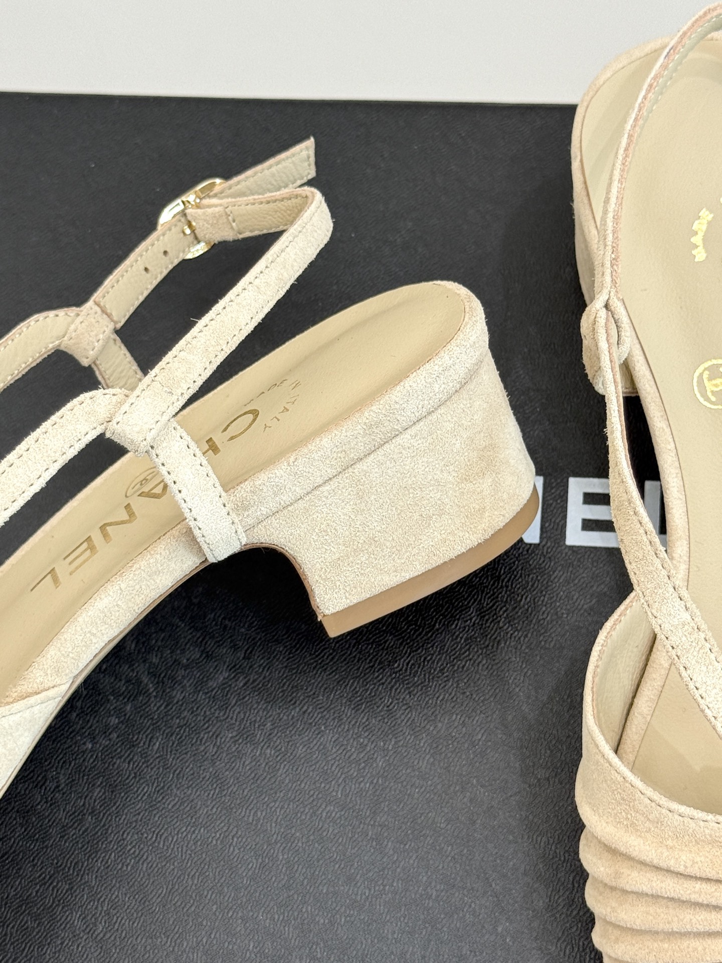 
CHANE*｜小香25。春夏新品
双C粗跟凉鞋
香奶奶家一贯的优雅名媛气质
高级感十足！上脚非常nic
