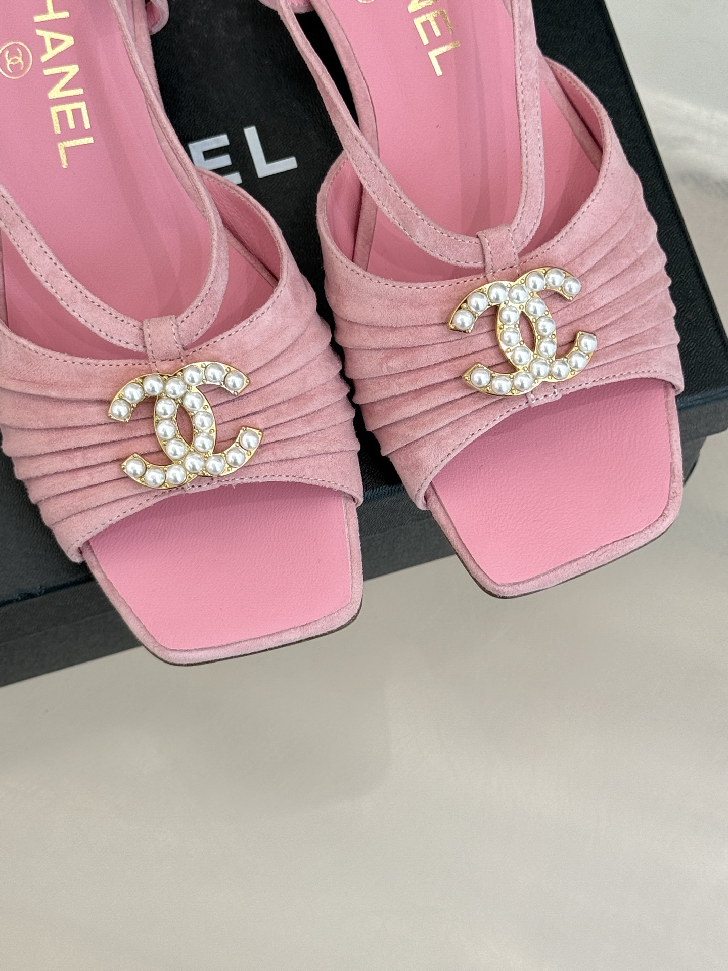 
CHANE*｜小香25。春夏新品
双C粗跟凉鞋
香奶奶家一贯的优雅名媛气质
高级感十足！上脚非常nic