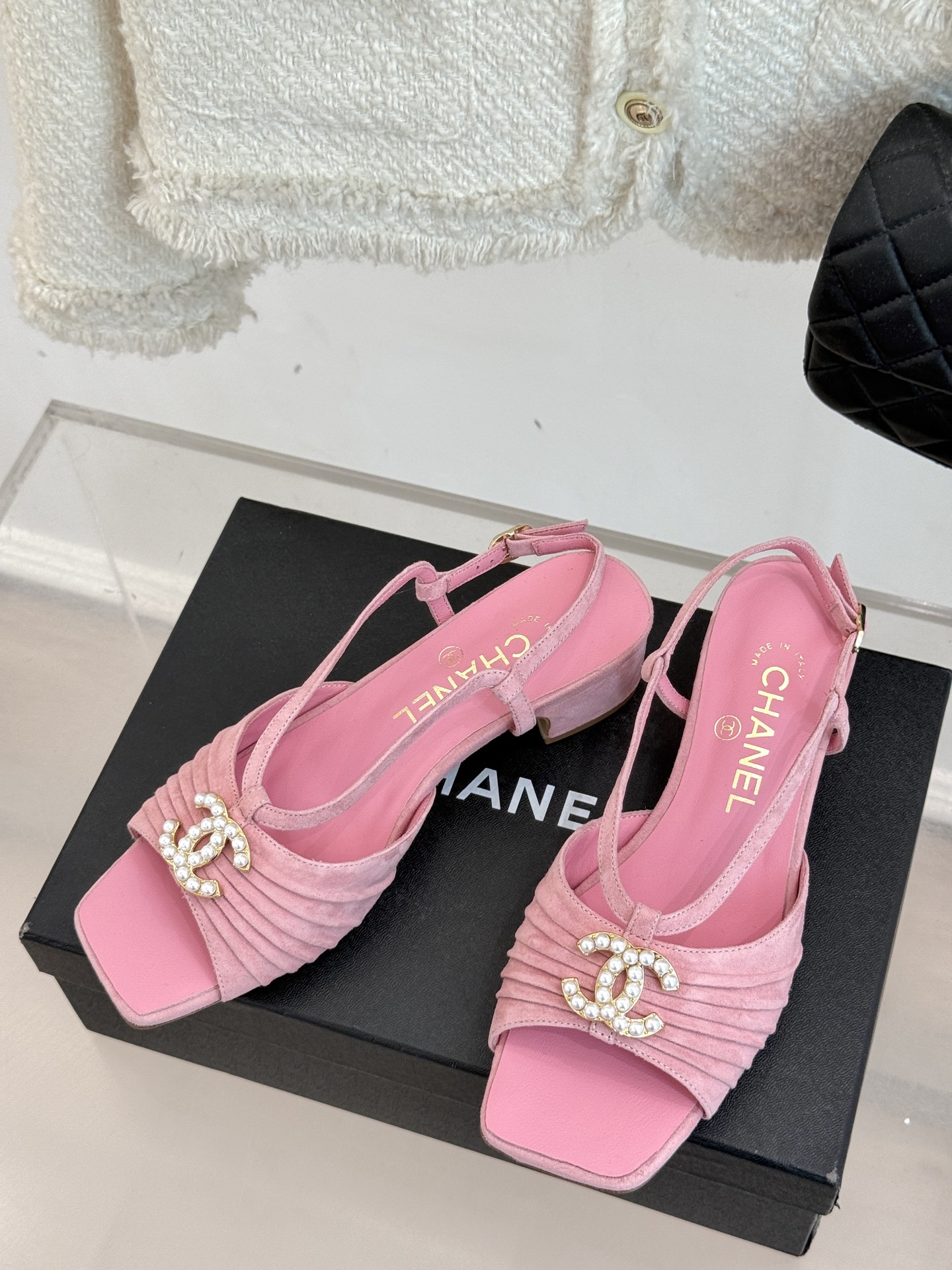 
CHANE*｜小香25。春夏新品
双C粗跟凉鞋
香奶奶家一贯的优雅名媛气质
高级感十足！上脚非常nic