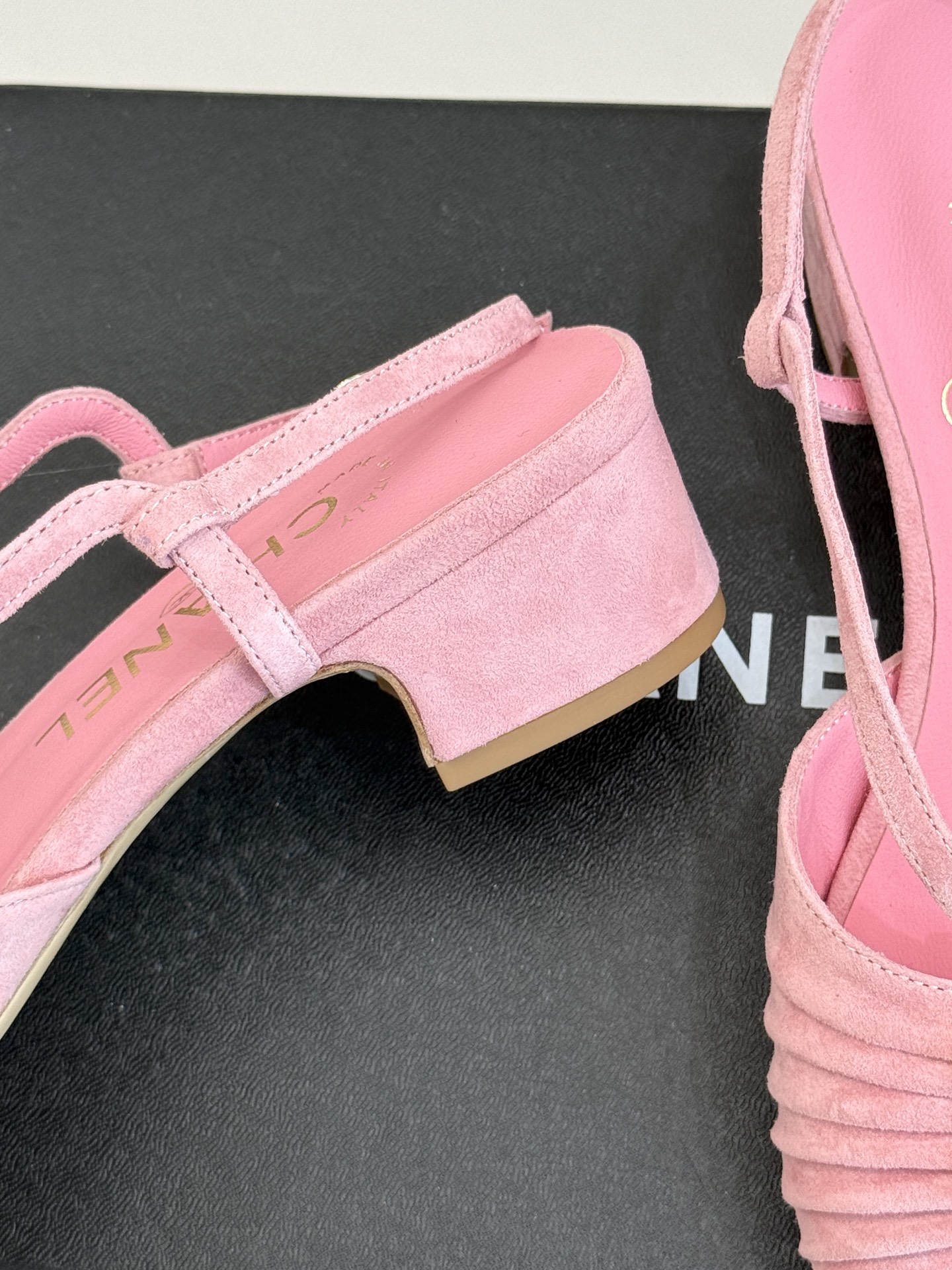 
CHANE*｜小香25。春夏新品
双C粗跟凉鞋
香奶奶家一贯的优雅名媛气质
高级感十足！上脚非常nic