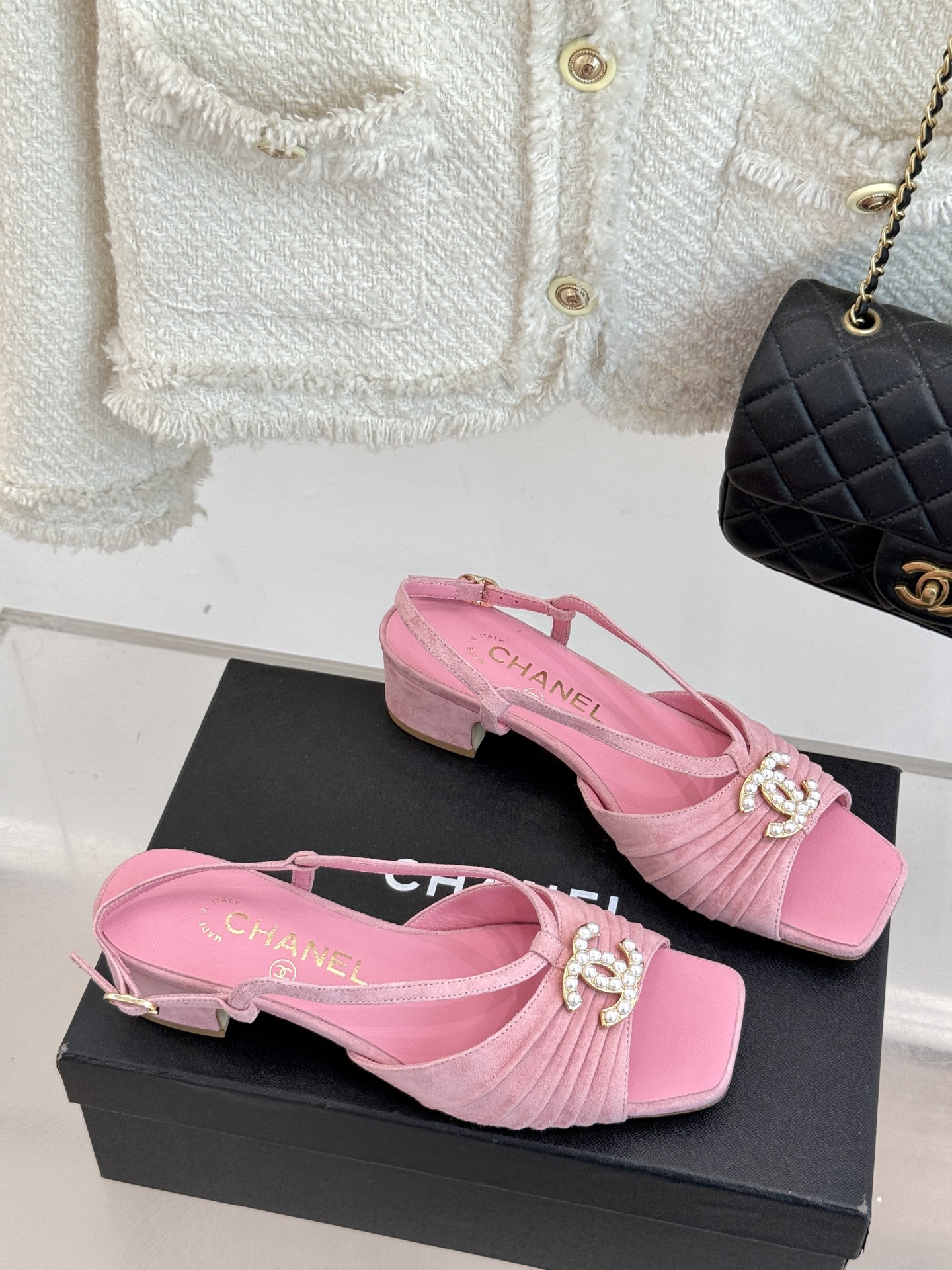 
CHANE*｜小香25。春夏新品
双C粗跟凉鞋
香奶奶家一贯的优雅名媛气质
高级感十足！上脚非常nic