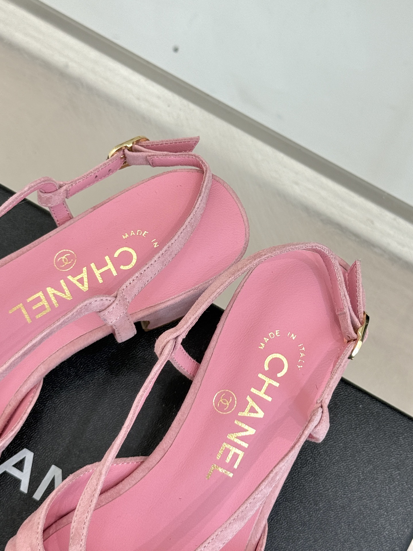 
CHANE*｜小香25。春夏新品
双C粗跟凉鞋
香奶奶家一贯的优雅名媛气质
高级感十足！上脚非常nic