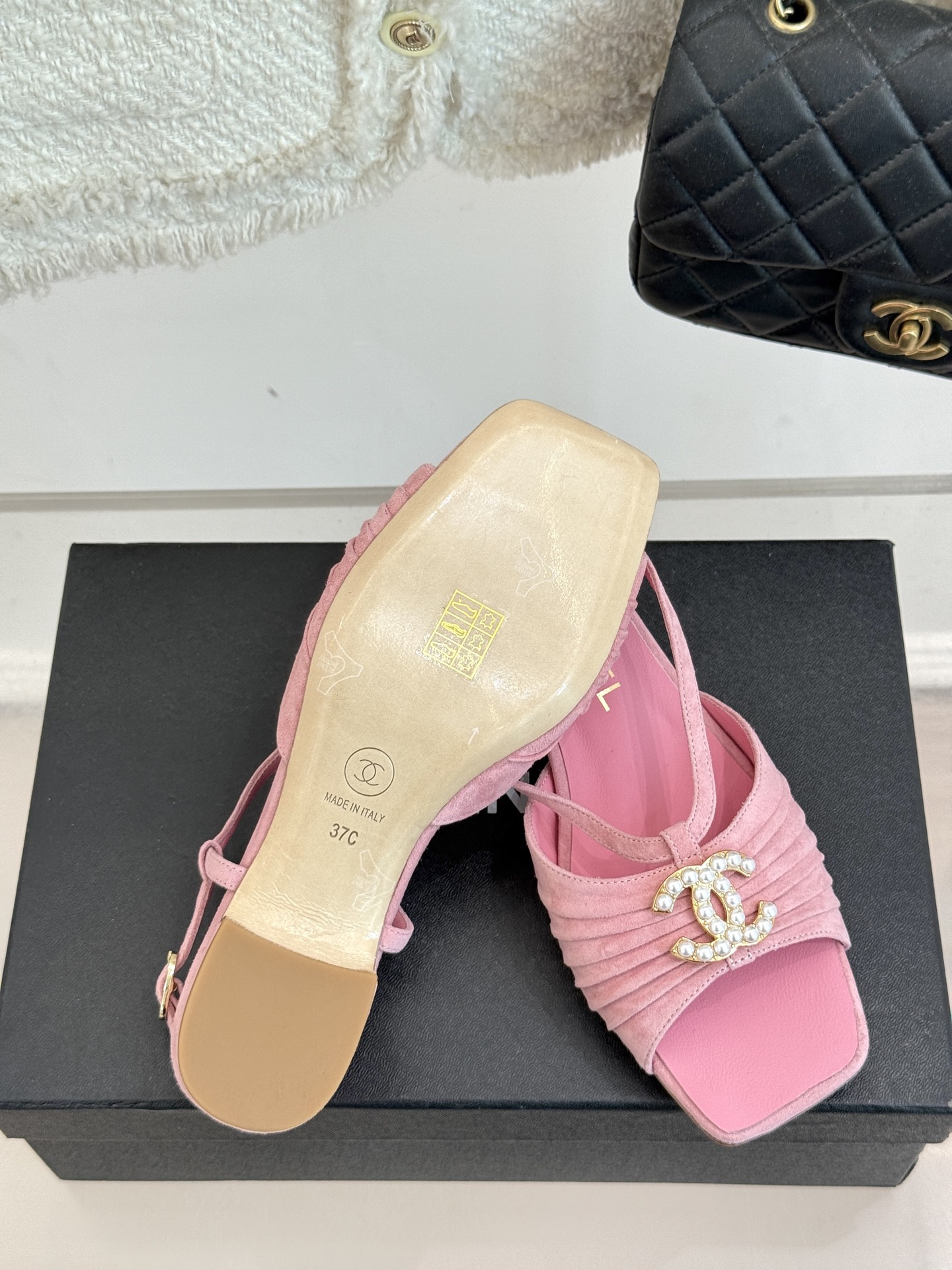 
CHANE*｜小香25。春夏新品
双C粗跟凉鞋
香奶奶家一贯的优雅名媛气质
高级感十足！上脚非常nic