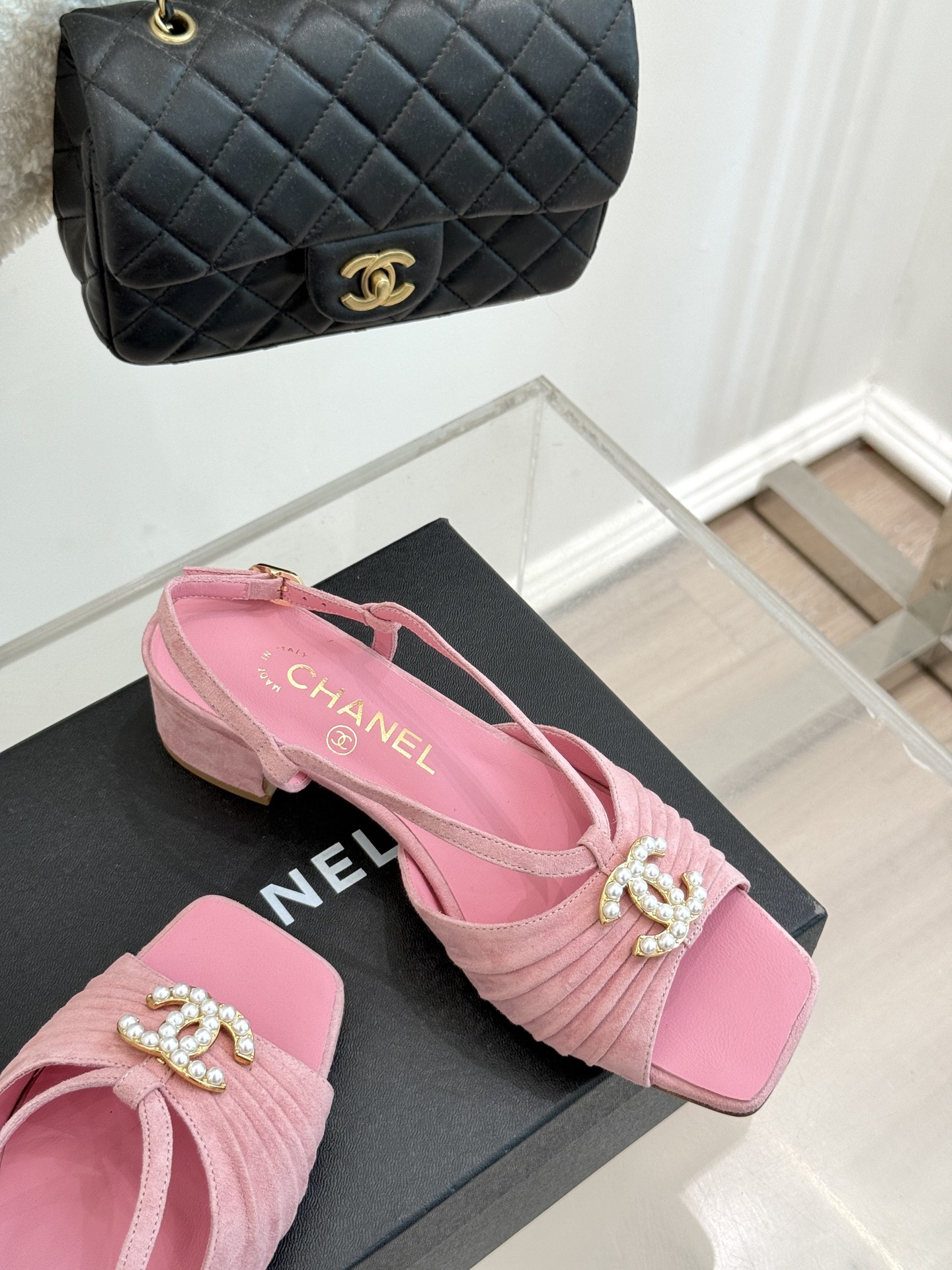 
CHANE*｜小香25。春夏新品
双C粗跟凉鞋
香奶奶家一贯的优雅名媛气质
高级感十足！上脚非常nic