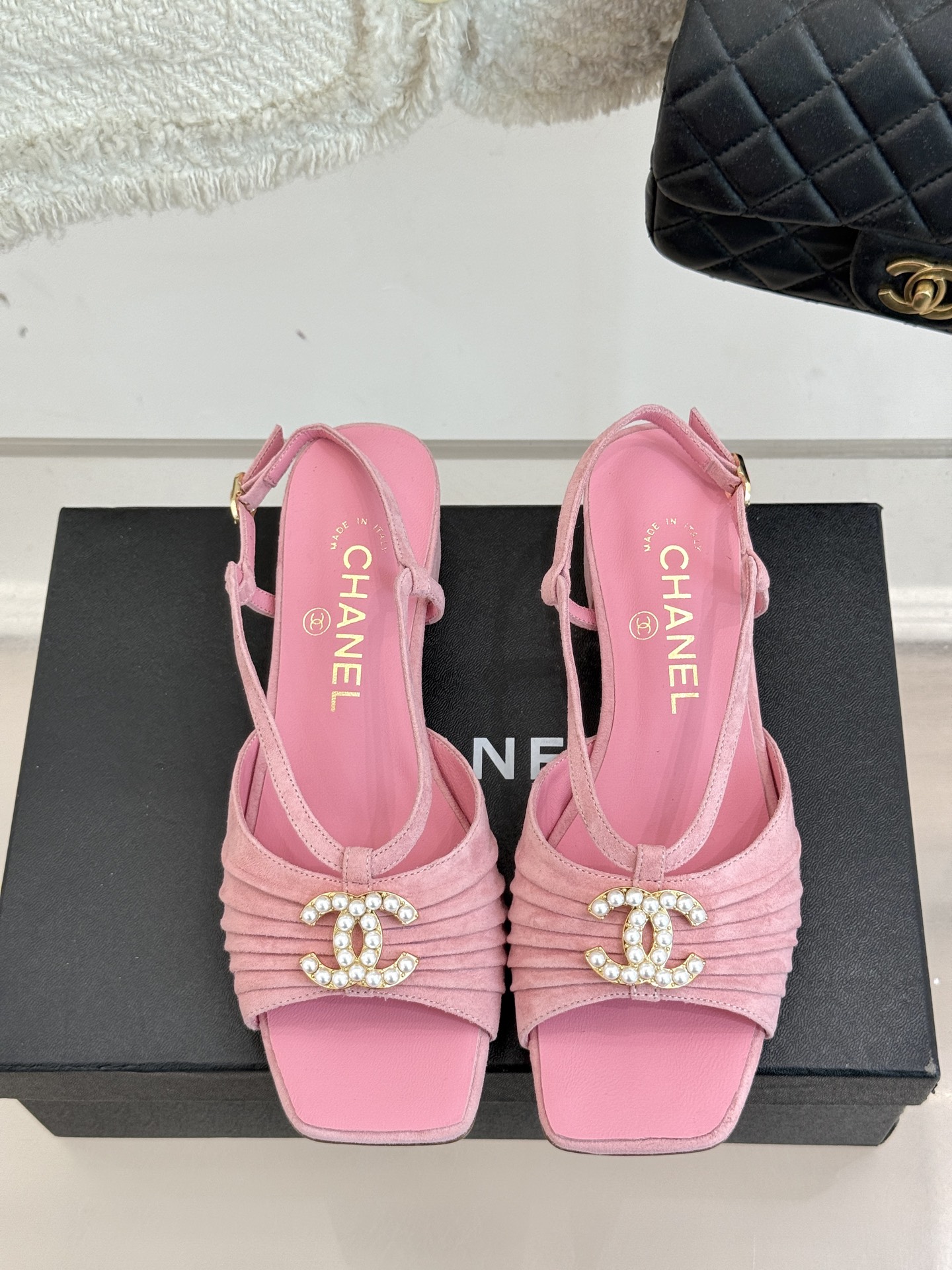 
CHANE*｜小香25。春夏新品
双C粗跟凉鞋
香奶奶家一贯的优雅名媛气质
高级感十足！上脚非常nic