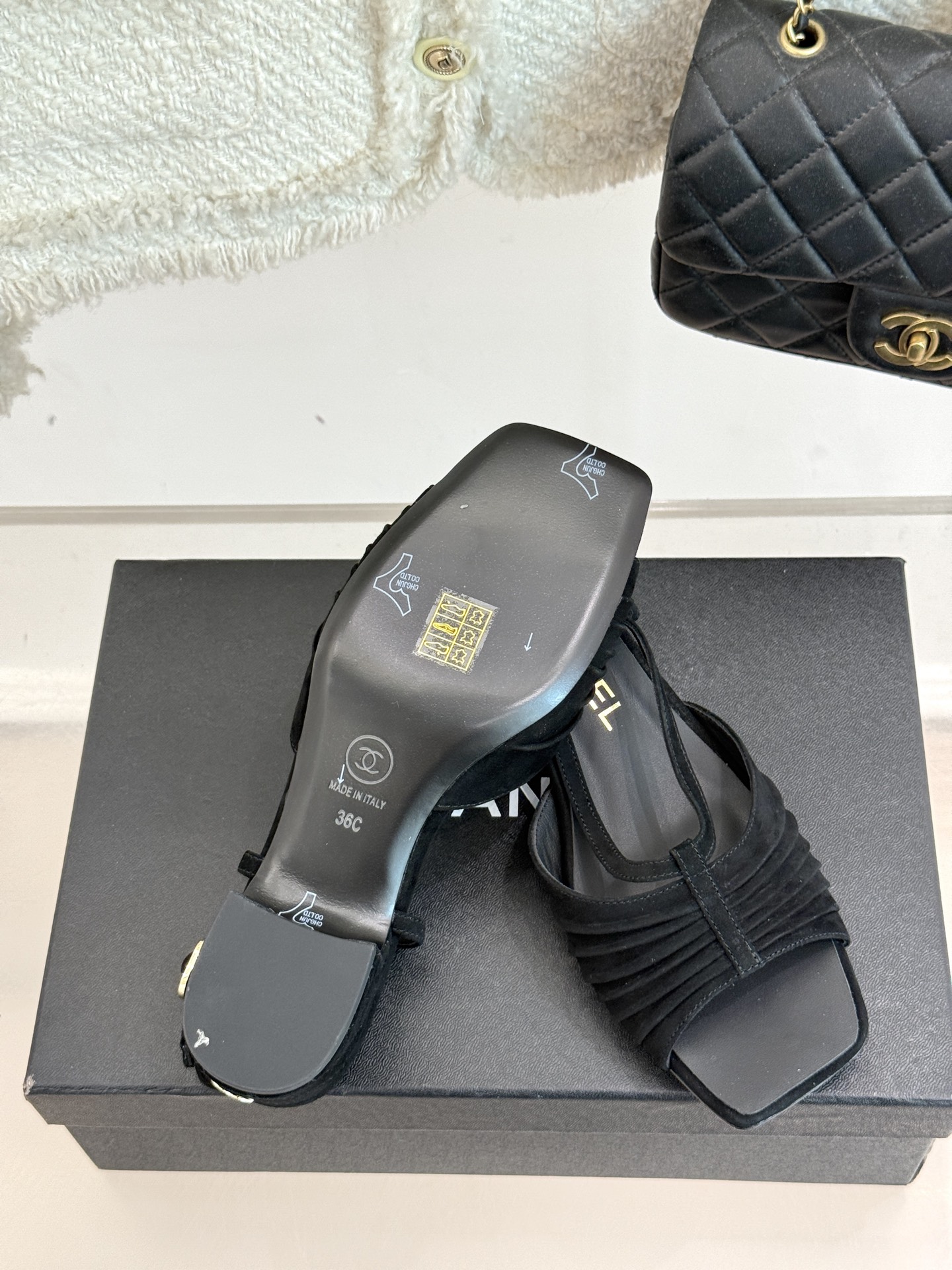 
CHANE*｜小香25。春夏新品
双C粗跟凉鞋
香奶奶家一贯的优雅名媛气质
高级感十足！上脚非常nic