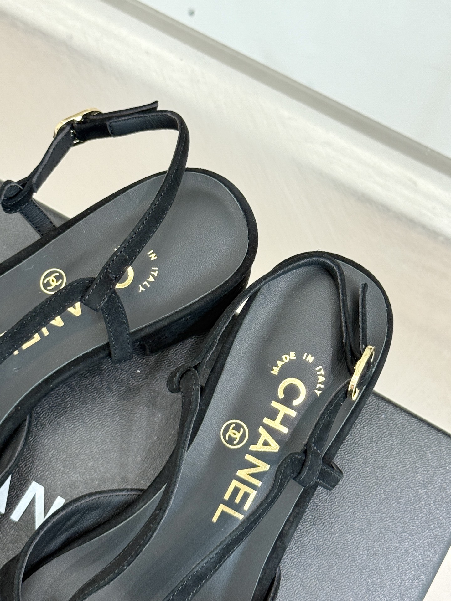 
CHANE*｜小香25。春夏新品
双C粗跟凉鞋
香奶奶家一贯的优雅名媛气质
高级感十足！上脚非常nic