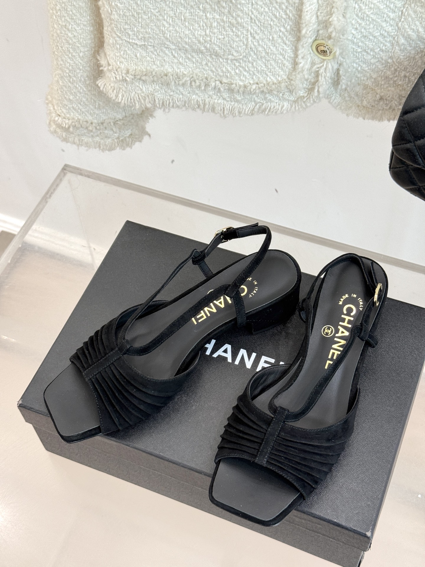 
CHANE*｜小香25。春夏新品
双C粗跟凉鞋
香奶奶家一贯的优雅名媛气质
高级感十足！上脚非常nic