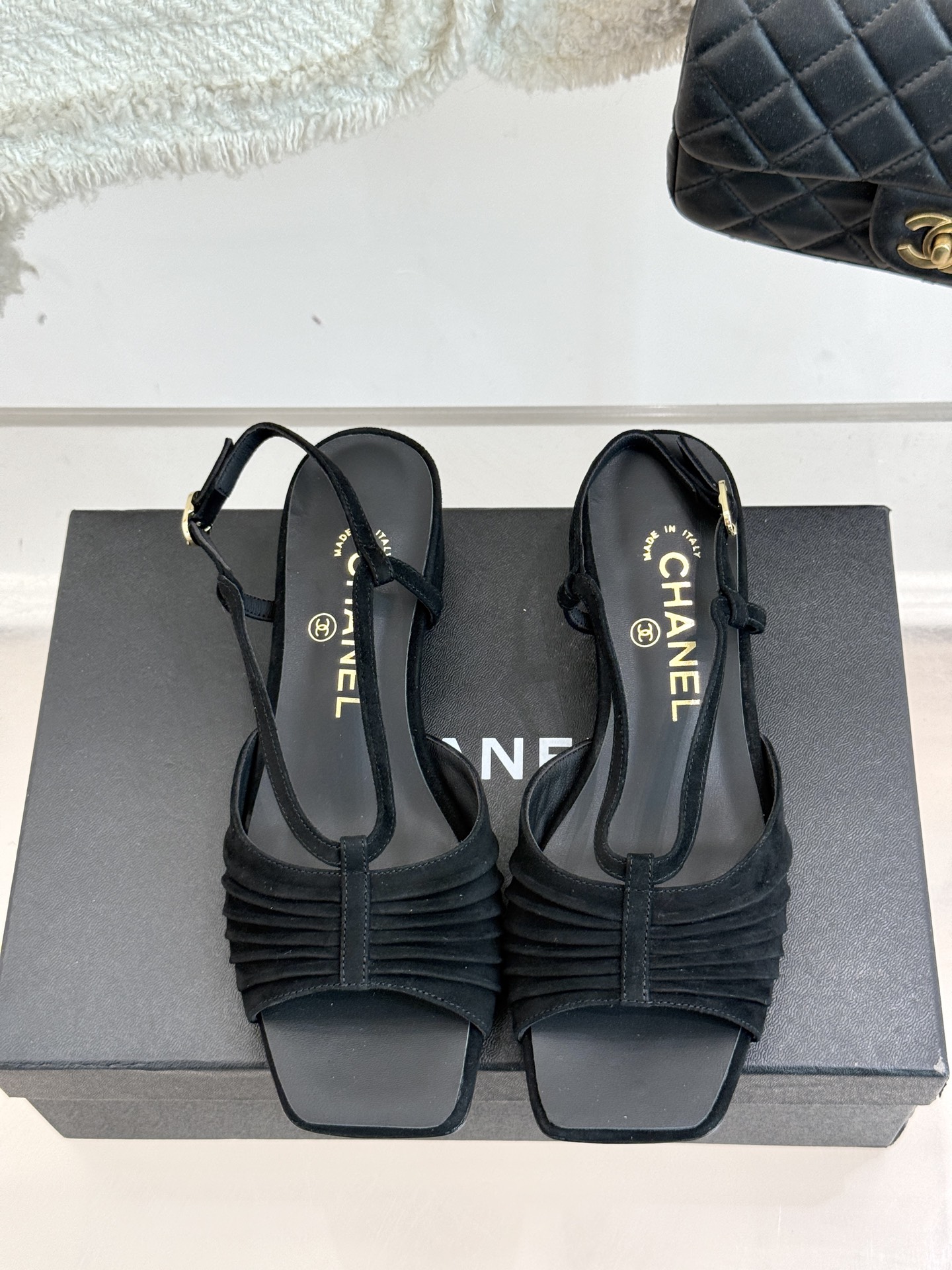 
CHANE*｜小香25。春夏新品
双C粗跟凉鞋
香奶奶家一贯的优雅名媛气质
高级感十足！上脚非常nic