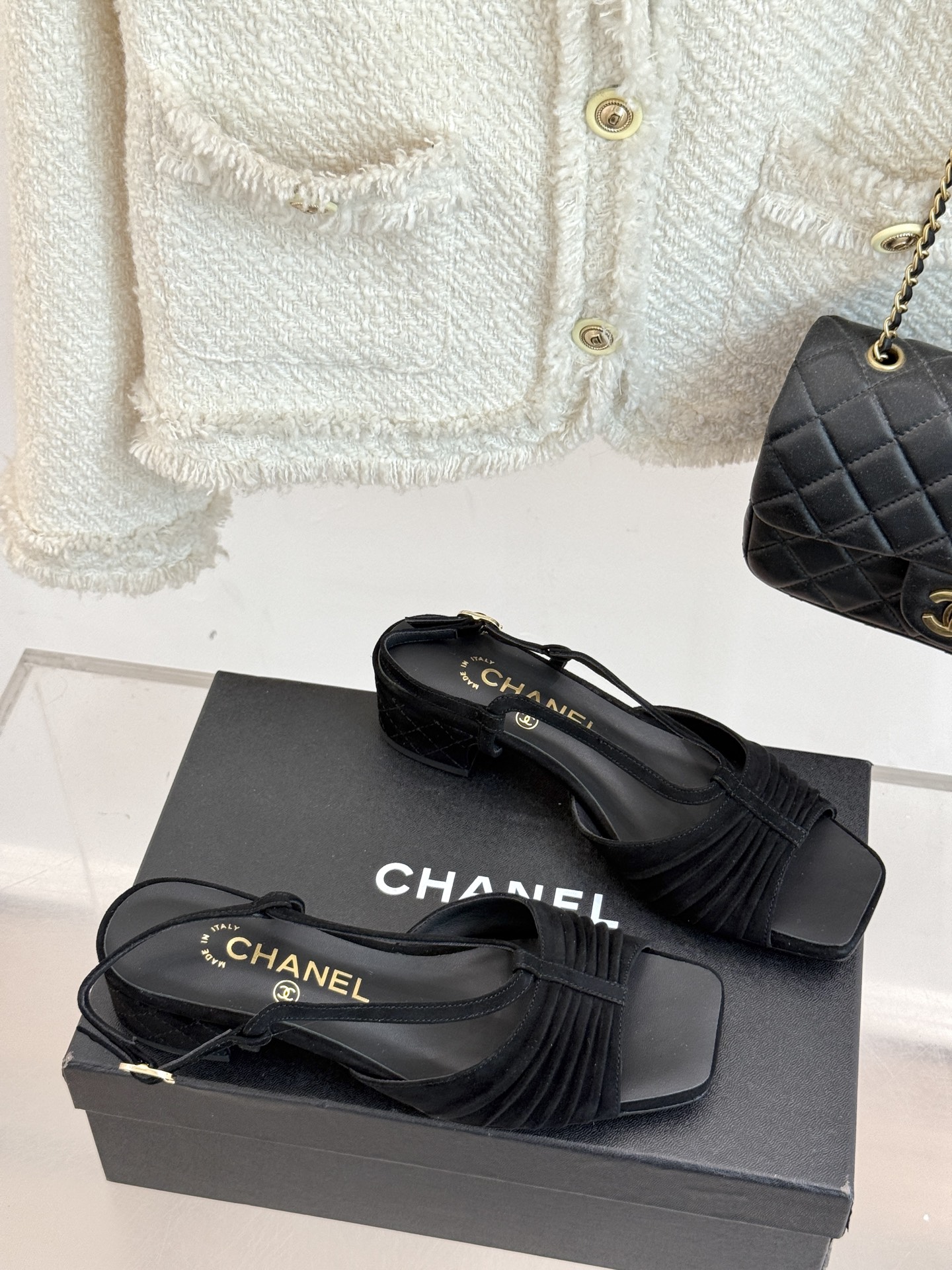 
CHANE*｜小香25。春夏新品
双C粗跟凉鞋
香奶奶家一贯的优雅名媛气质
高级感十足！上脚非常nic