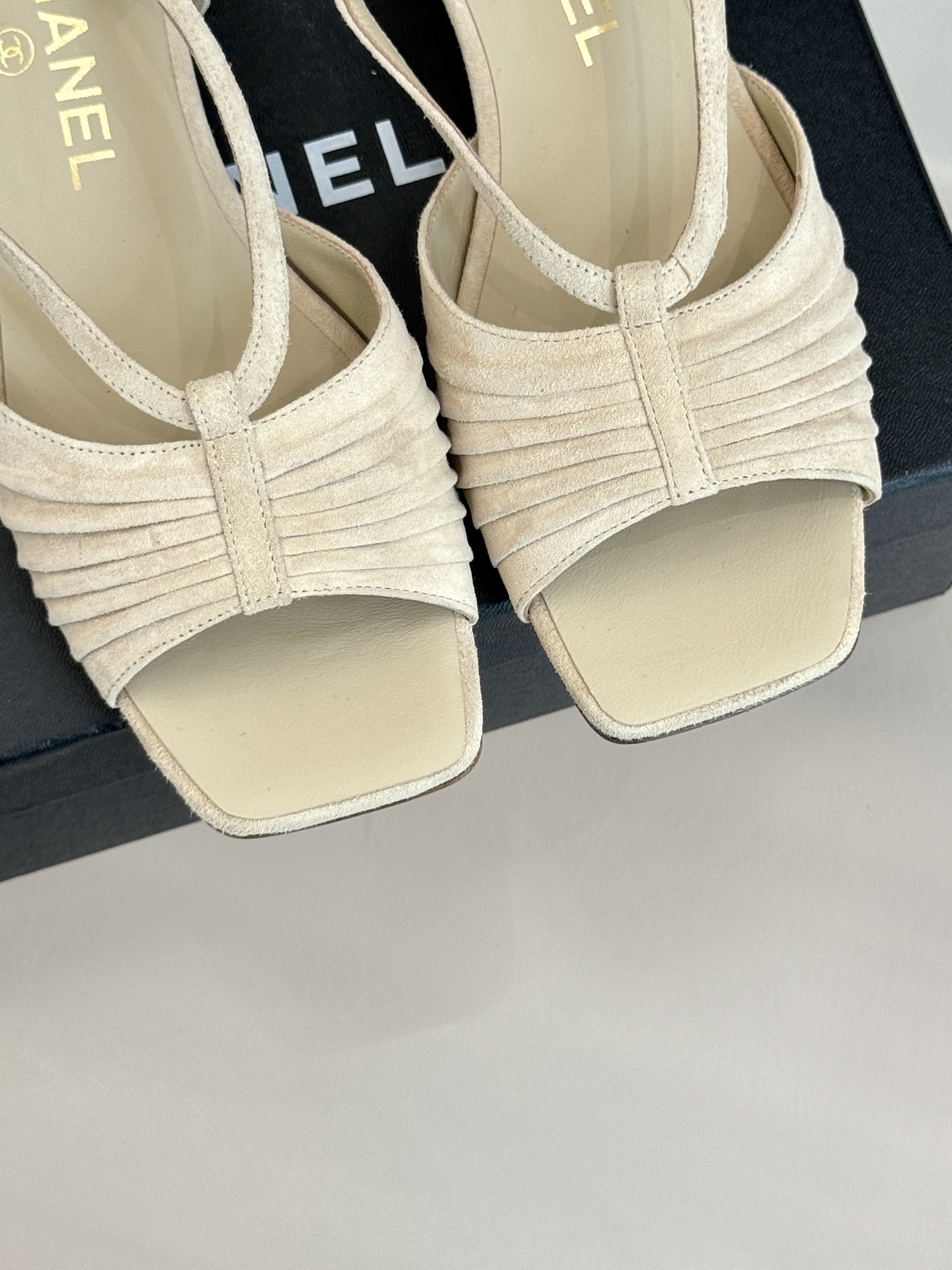 
CHANE*｜小香25。春夏新品
双C粗跟凉鞋
香奶奶家一贯的优雅名媛气质
高级感十足！上脚非常nic