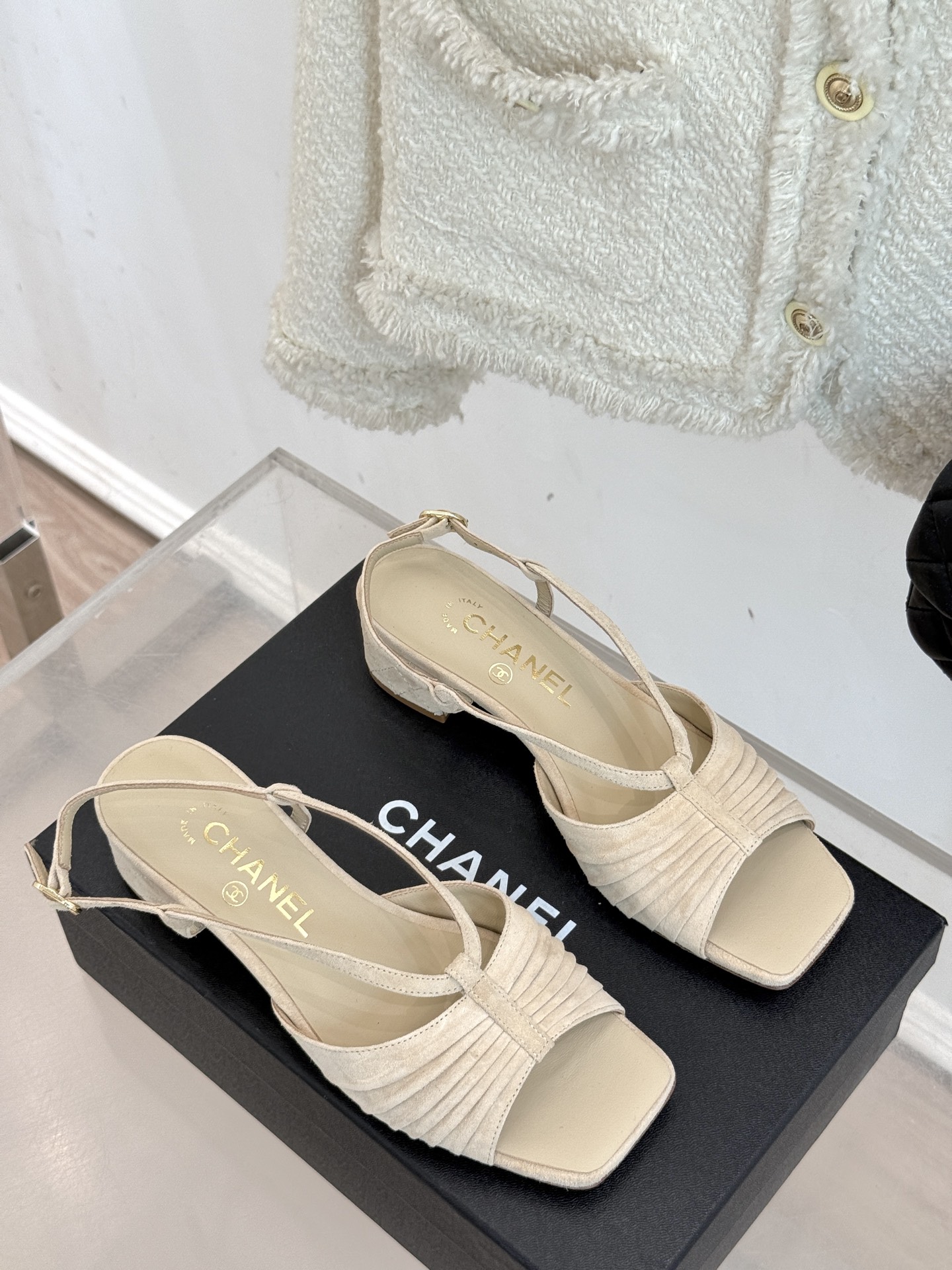 
CHANE*｜小香25。春夏新品
双C粗跟凉鞋
香奶奶家一贯的优雅名媛气质
高级感十足！上脚非常nic