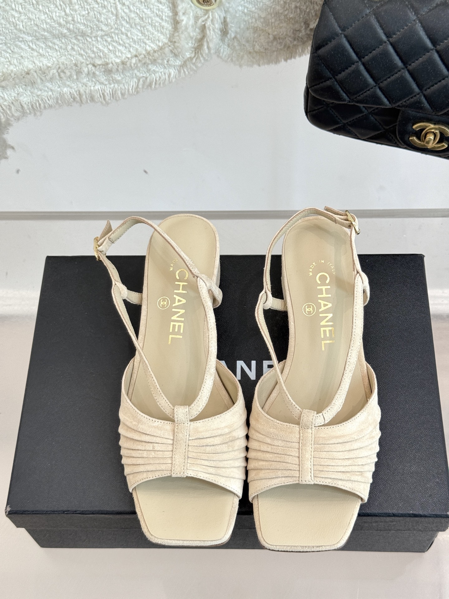 
CHANE*｜小香25。春夏新品
双C粗跟凉鞋
香奶奶家一贯的优雅名媛气质
高级感十足！上脚非常nic