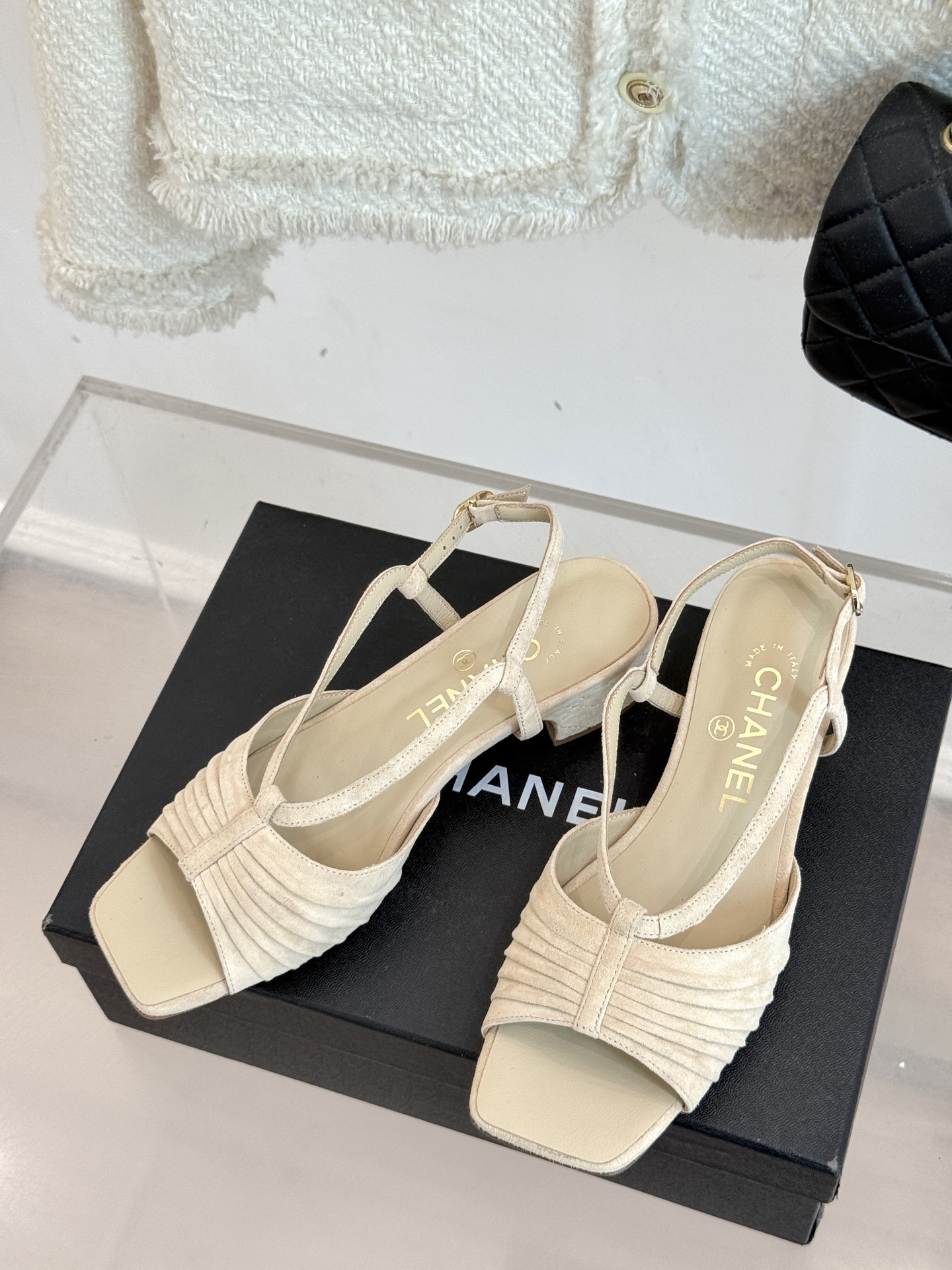 
CHANE*｜小香25。春夏新品
双C粗跟凉鞋
香奶奶家一贯的优雅名媛气质
高级感十足！上脚非常nic