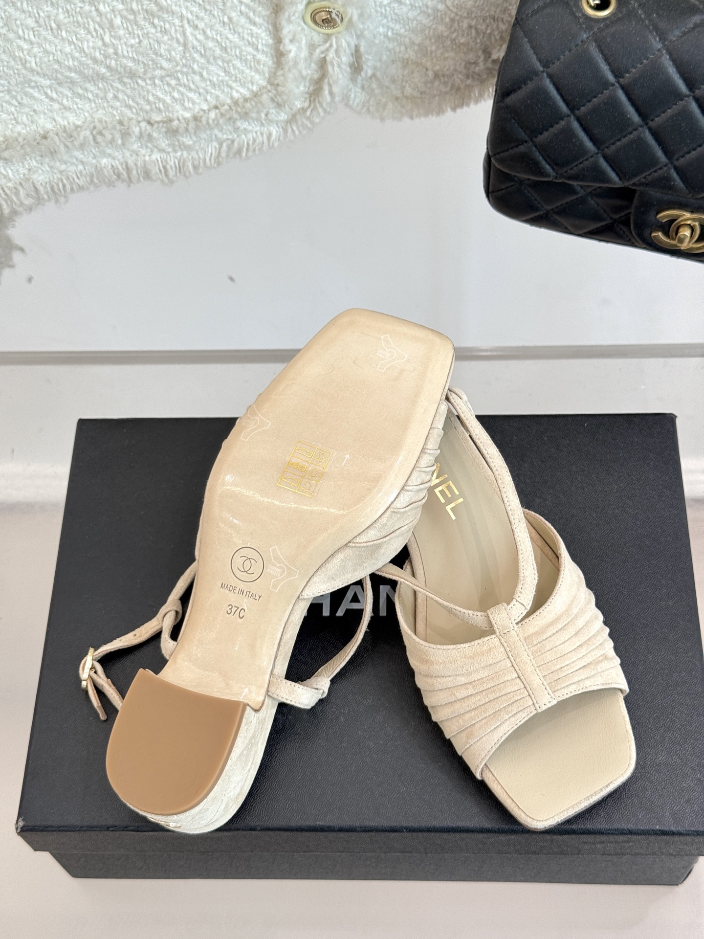 
CHANE*｜小香25。春夏新品
双C粗跟凉鞋
香奶奶家一贯的优雅名媛气质
高级感十足！上脚非常nic