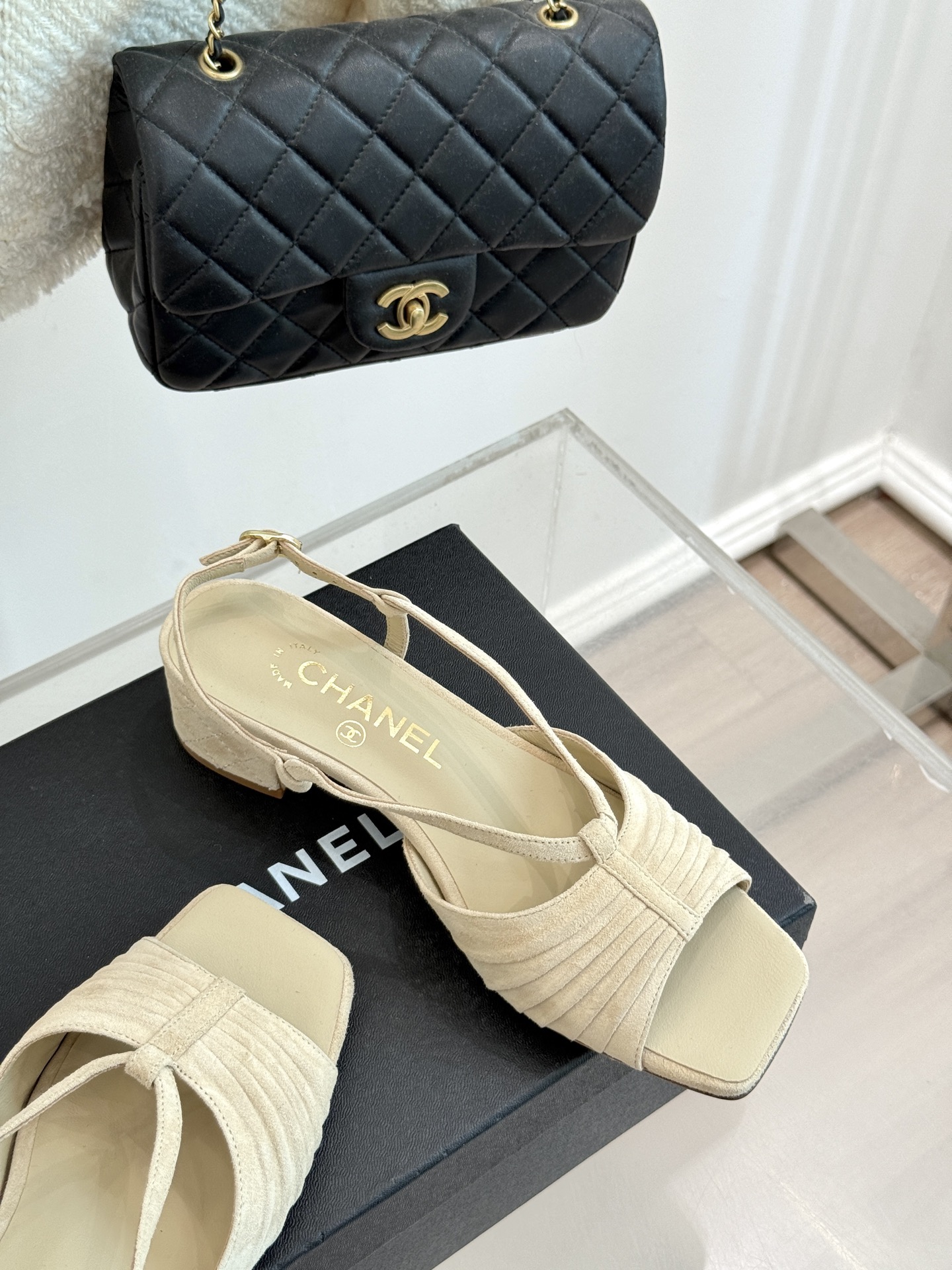 
CHANE*｜小香25。春夏新品
双C粗跟凉鞋
香奶奶家一贯的优雅名媛气质
高级感十足！上脚非常nic