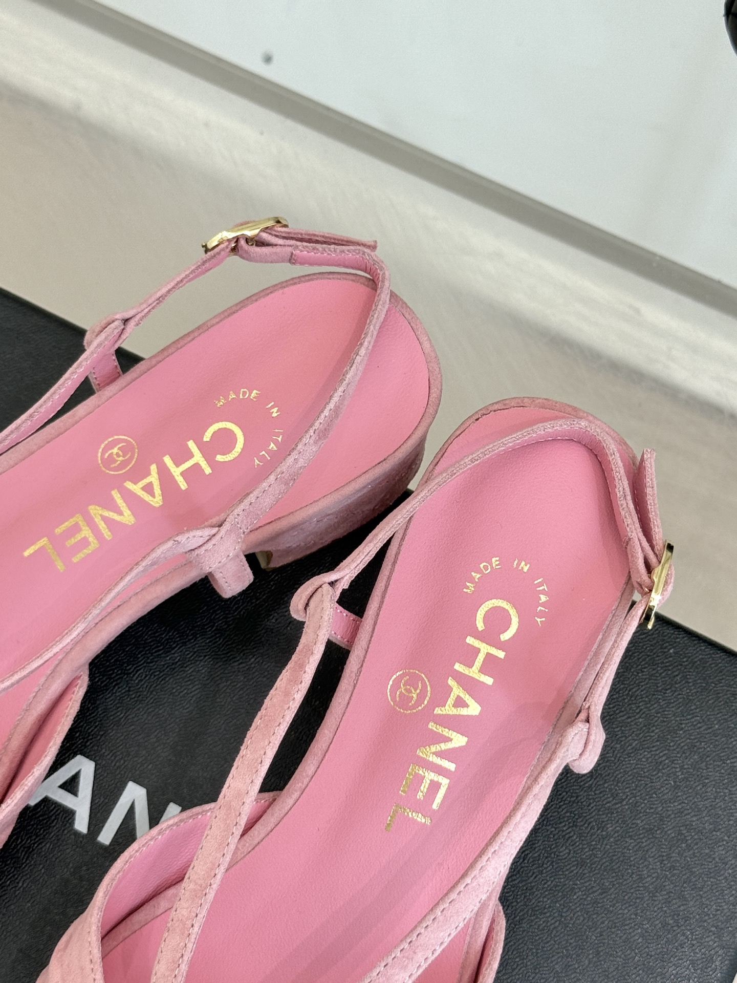 
CHANE*｜小香25。春夏新品
双C粗跟凉鞋
香奶奶家一贯的优雅名媛气质
高级感十足！上脚非常nic