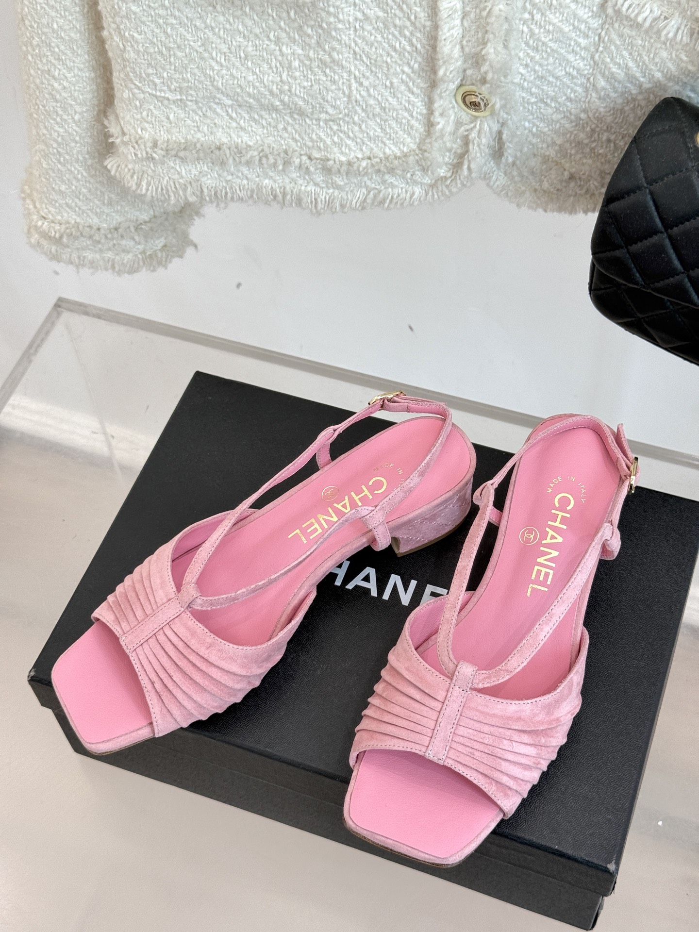 
CHANE*｜小香25。春夏新品
双C粗跟凉鞋
香奶奶家一贯的优雅名媛气质
高级感十足！上脚非常nic