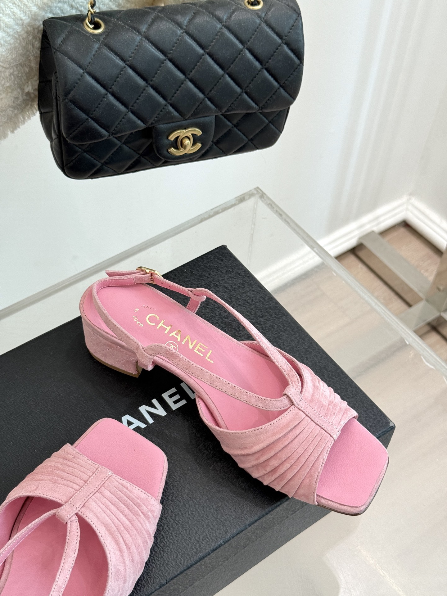
CHANE*｜小香25。春夏新品
双C粗跟凉鞋
香奶奶家一贯的优雅名媛气质
高级感十足！上脚非常nic