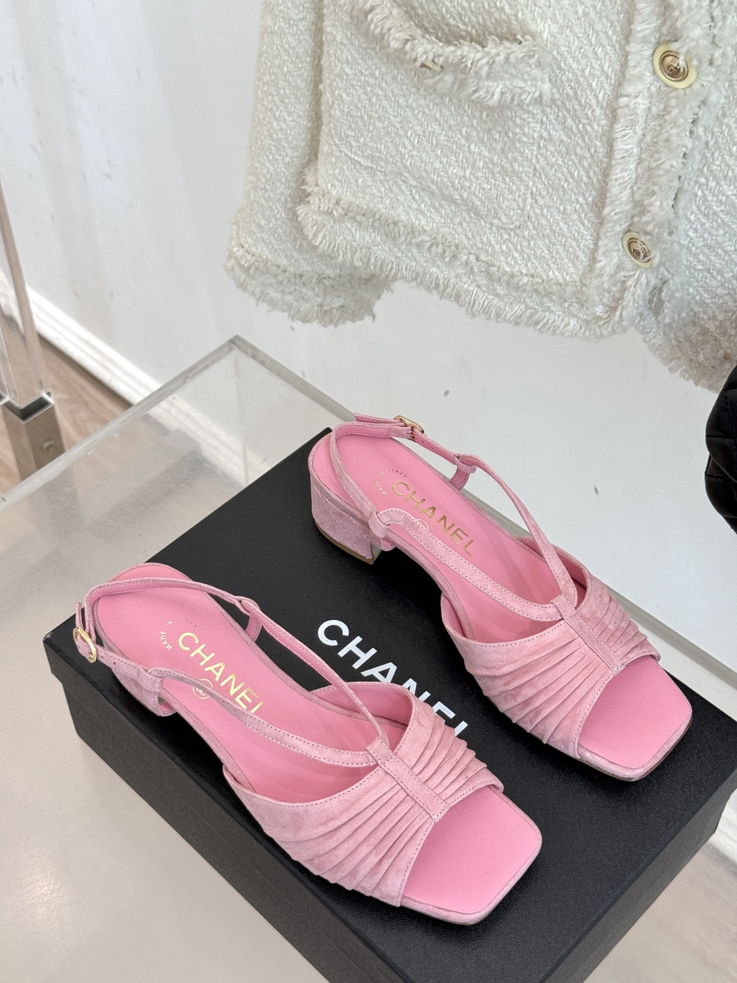 
CHANE*｜小香25。春夏新品
双C粗跟凉鞋
香奶奶家一贯的优雅名媛气质
高级感十足！上脚非常nic
