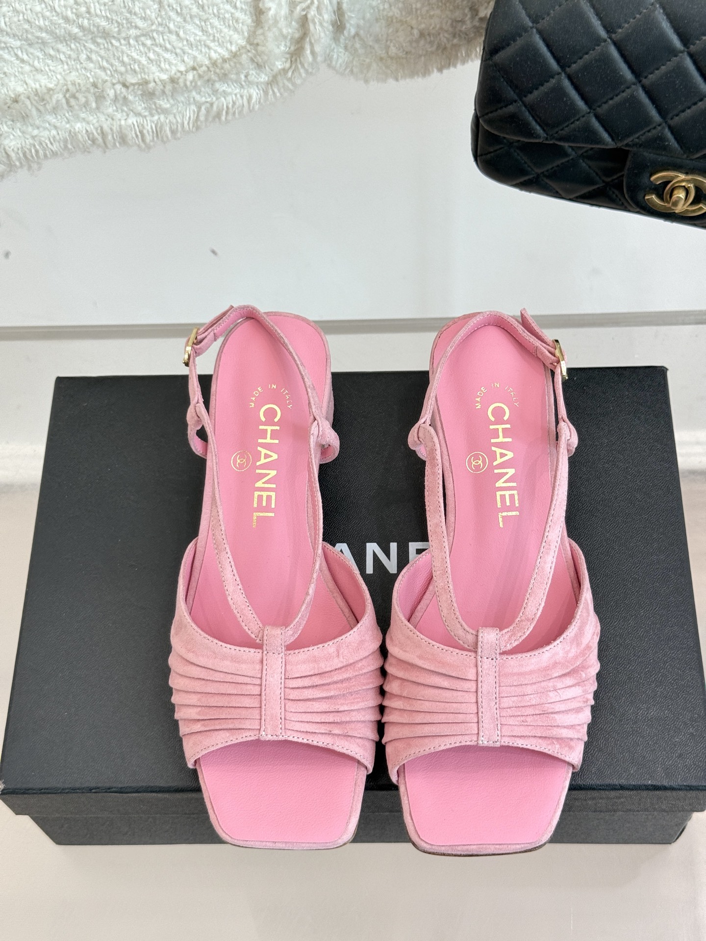 
CHANE*｜小香25。春夏新品
双C粗跟凉鞋
香奶奶家一贯的优雅名媛气质
高级感十足！上脚非常nic