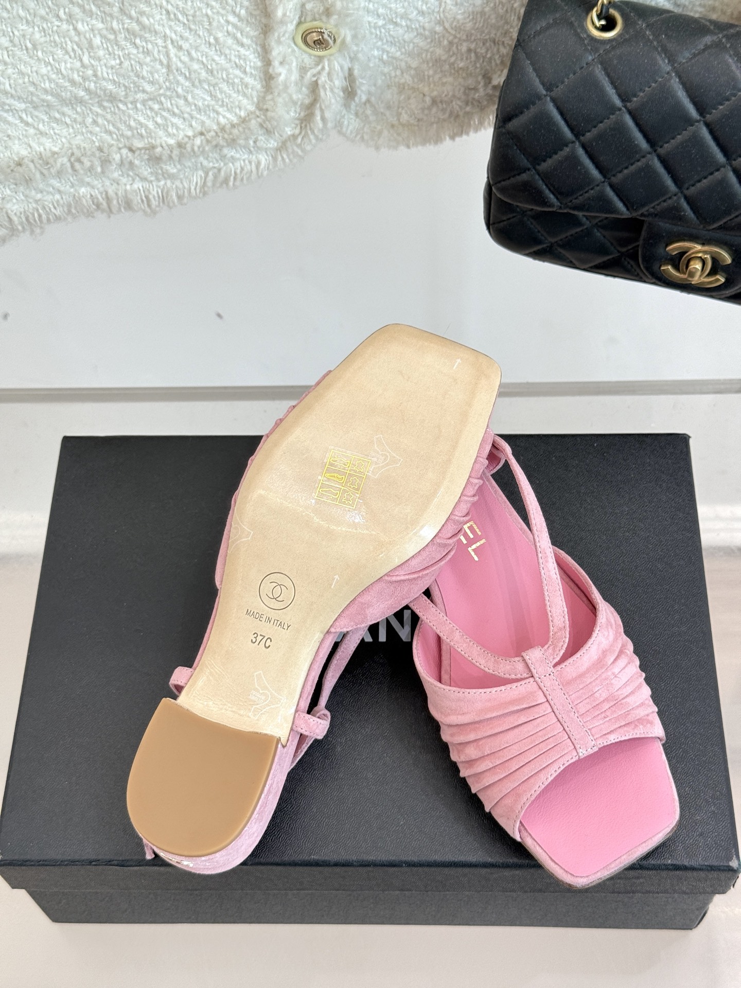 
CHANE*｜小香25。春夏新品
双C粗跟凉鞋
香奶奶家一贯的优雅名媛气质
高级感十足！上脚非常nic