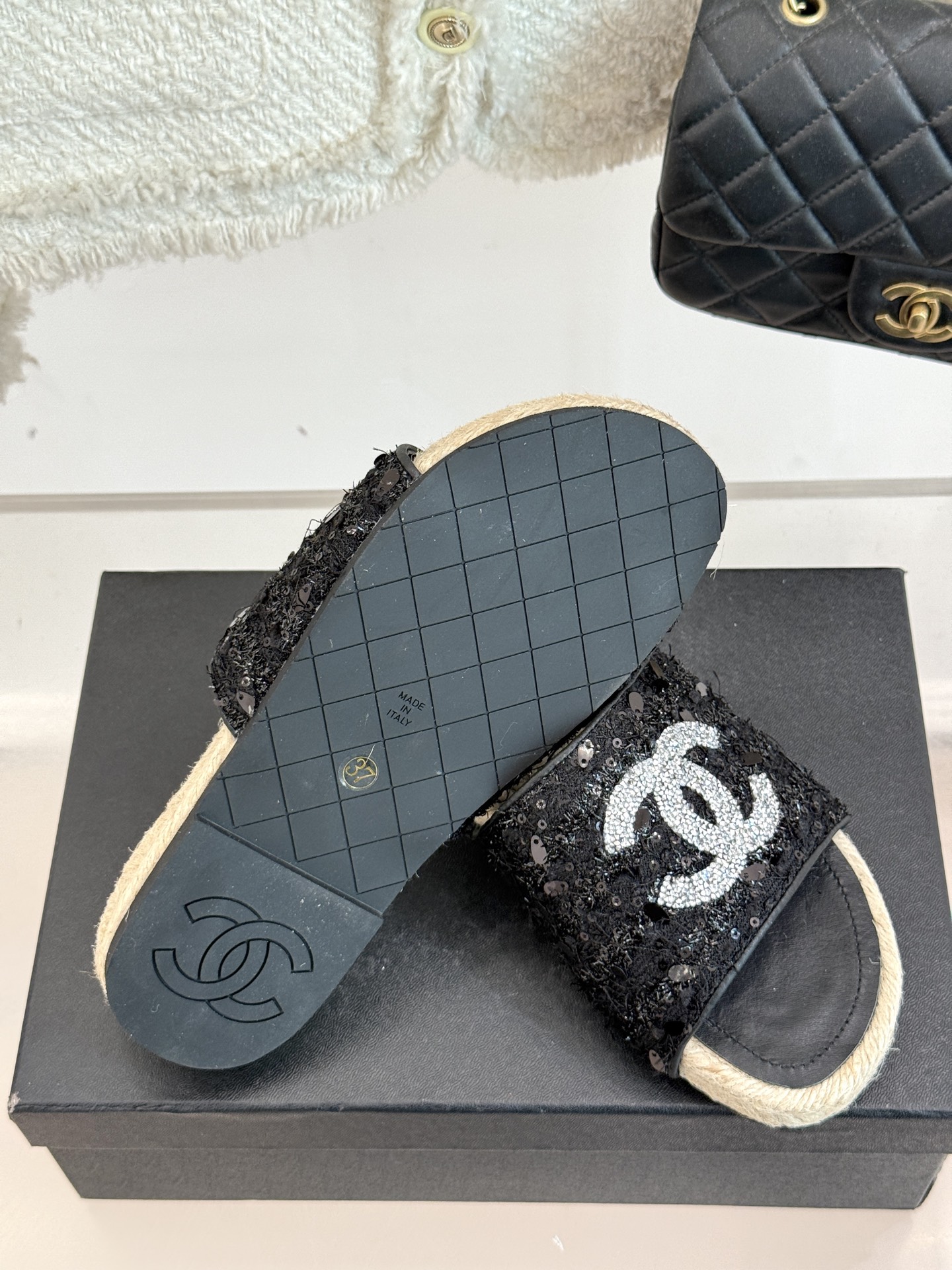 
CHANE* ｜小香25。春夏新品
水钻渔夫凉鞋
香奶奶家渔夫鞋每季一出都必会被抢光🤣 
经典水钻大双