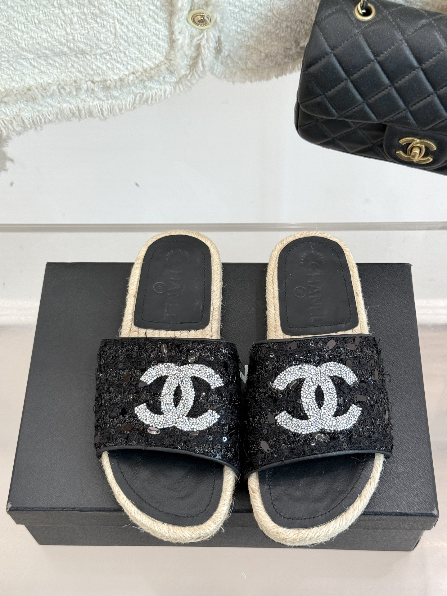 
CHANE* ｜小香25。春夏新品
水钻渔夫凉鞋
香奶奶家渔夫鞋每季一出都必会被抢光🤣 
经典水钻大双