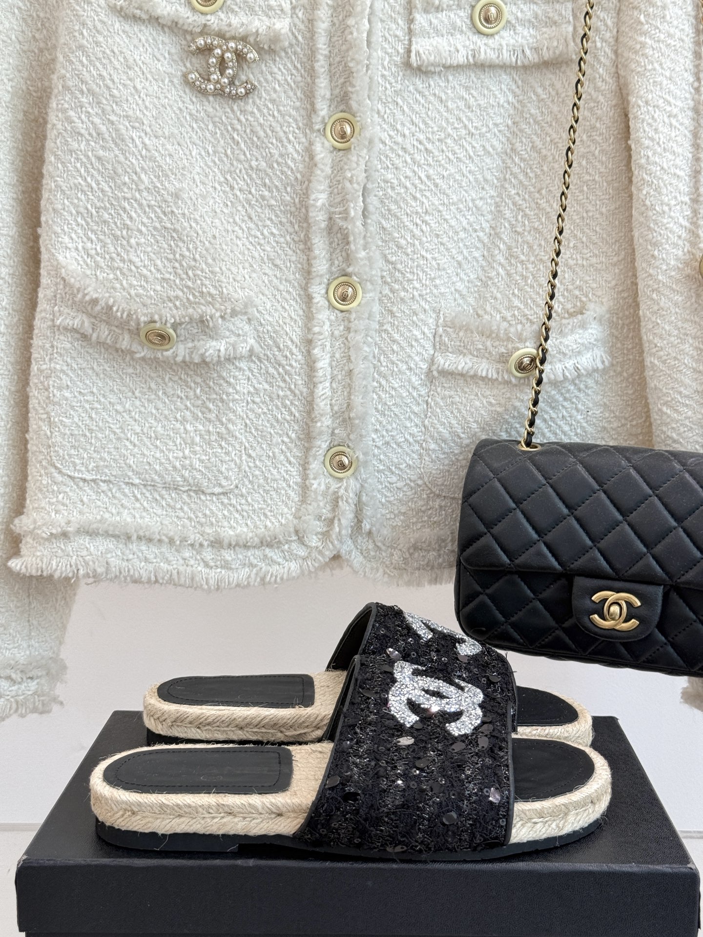 
CHANE* ｜小香25。春夏新品
水钻渔夫凉鞋
香奶奶家渔夫鞋每季一出都必会被抢光🤣 
经典水钻大双