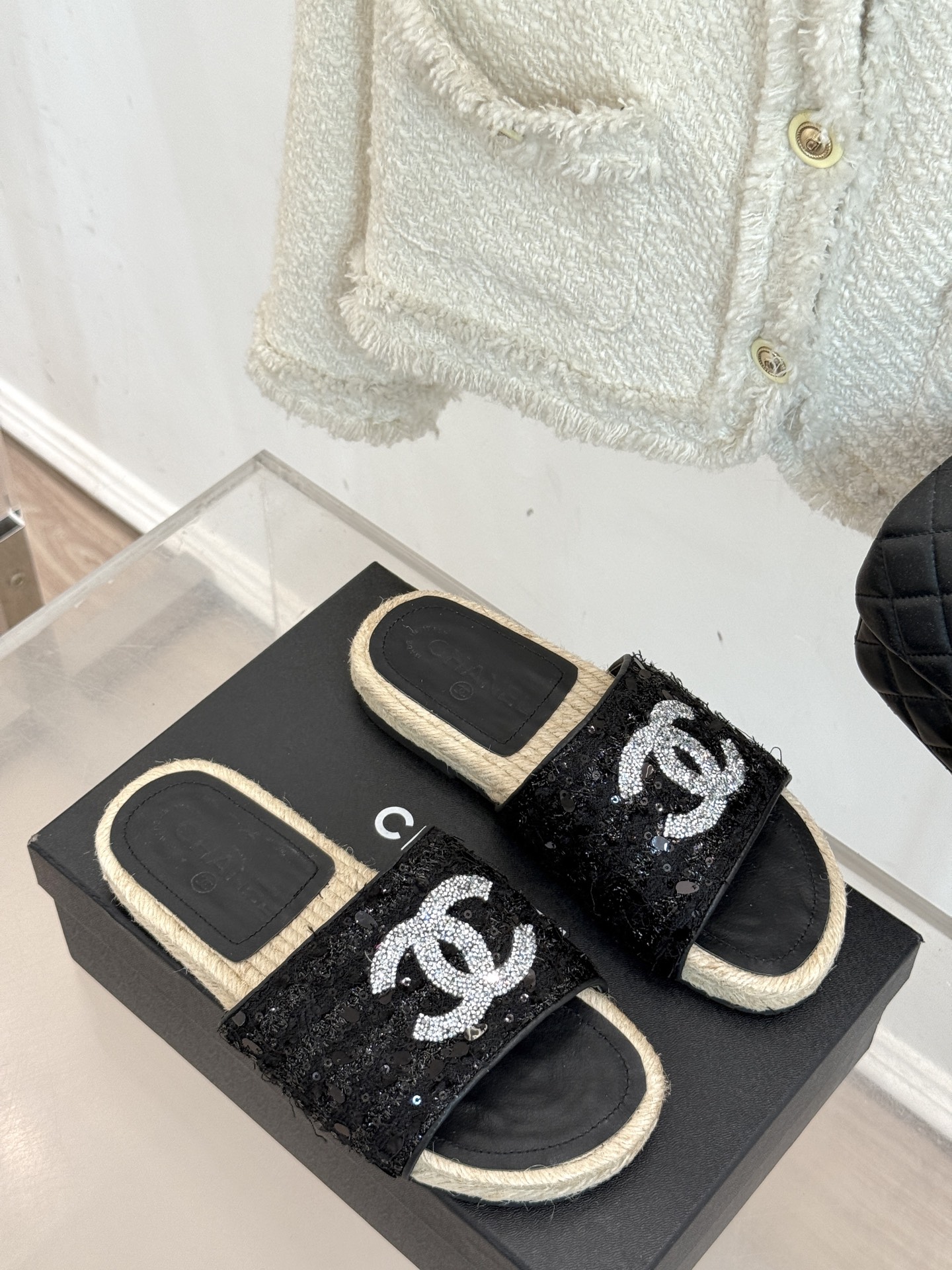 
CHANE* ｜小香25。春夏新品
水钻渔夫凉鞋
香奶奶家渔夫鞋每季一出都必会被抢光🤣 
经典水钻大双