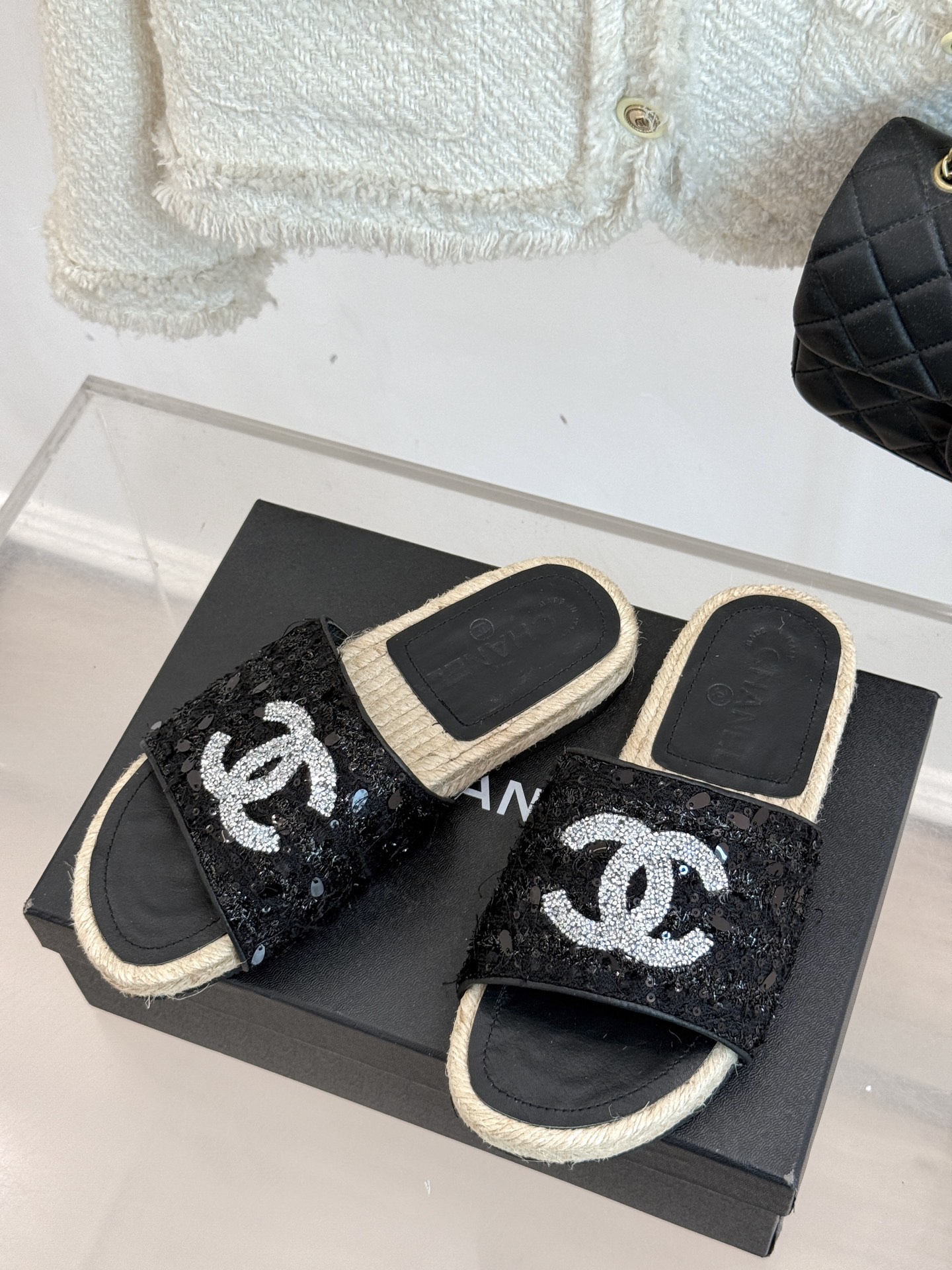
CHANE* ｜小香25。春夏新品
水钻渔夫凉鞋
香奶奶家渔夫鞋每季一出都必会被抢光🤣 
经典水钻大双