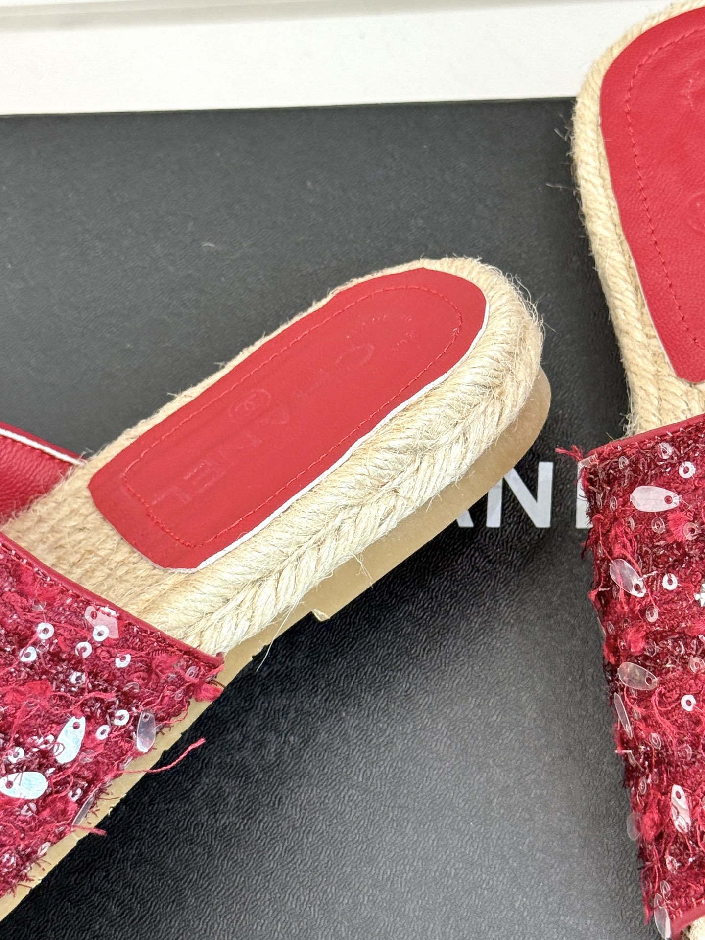 
CHANE* ｜小香25。春夏新品
水钻渔夫凉鞋
香奶奶家渔夫鞋每季一出都必会被抢光🤣 
经典水钻大双