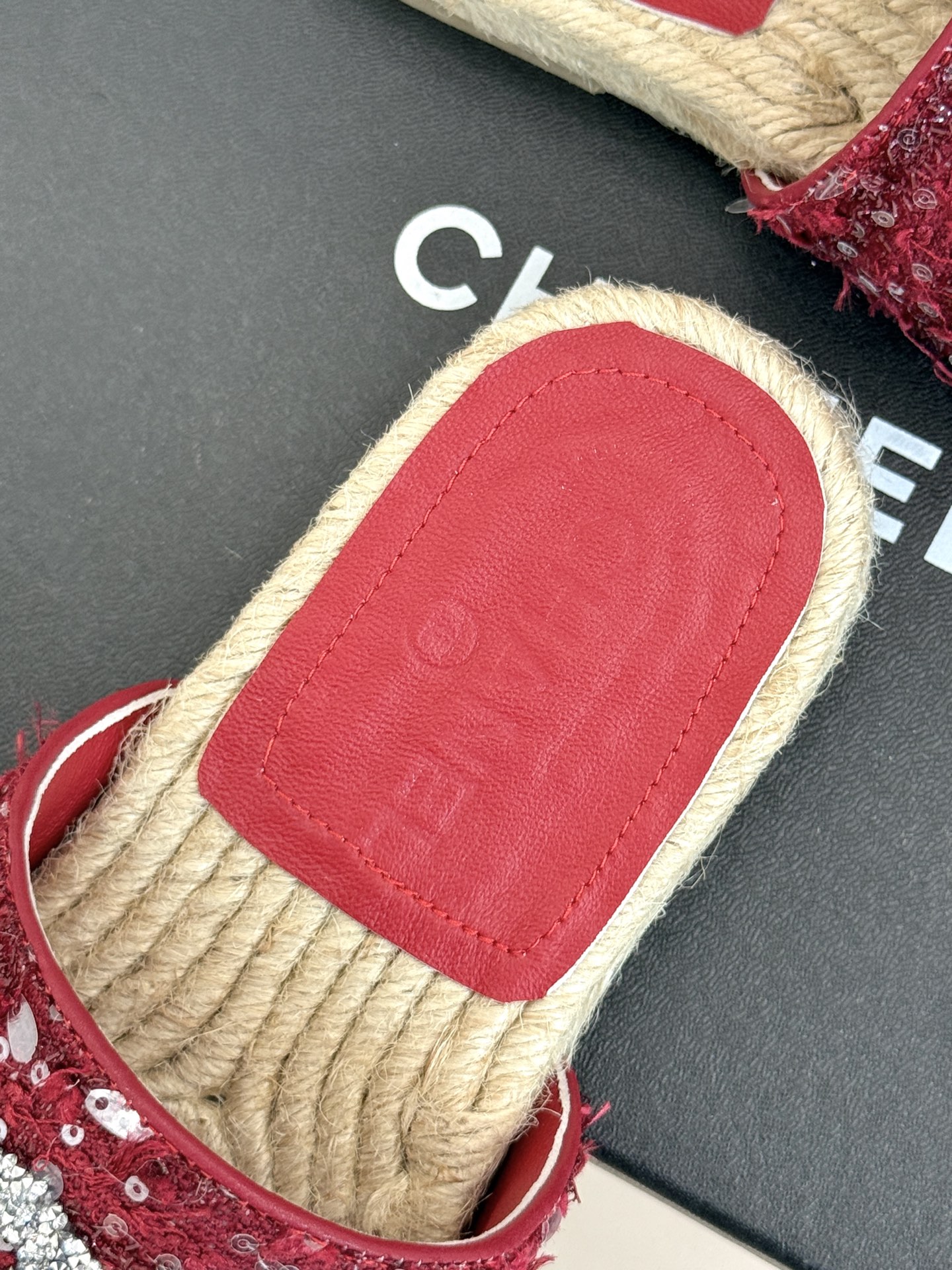 
CHANE* ｜小香25。春夏新品
水钻渔夫凉鞋
香奶奶家渔夫鞋每季一出都必会被抢光🤣 
经典水钻大双