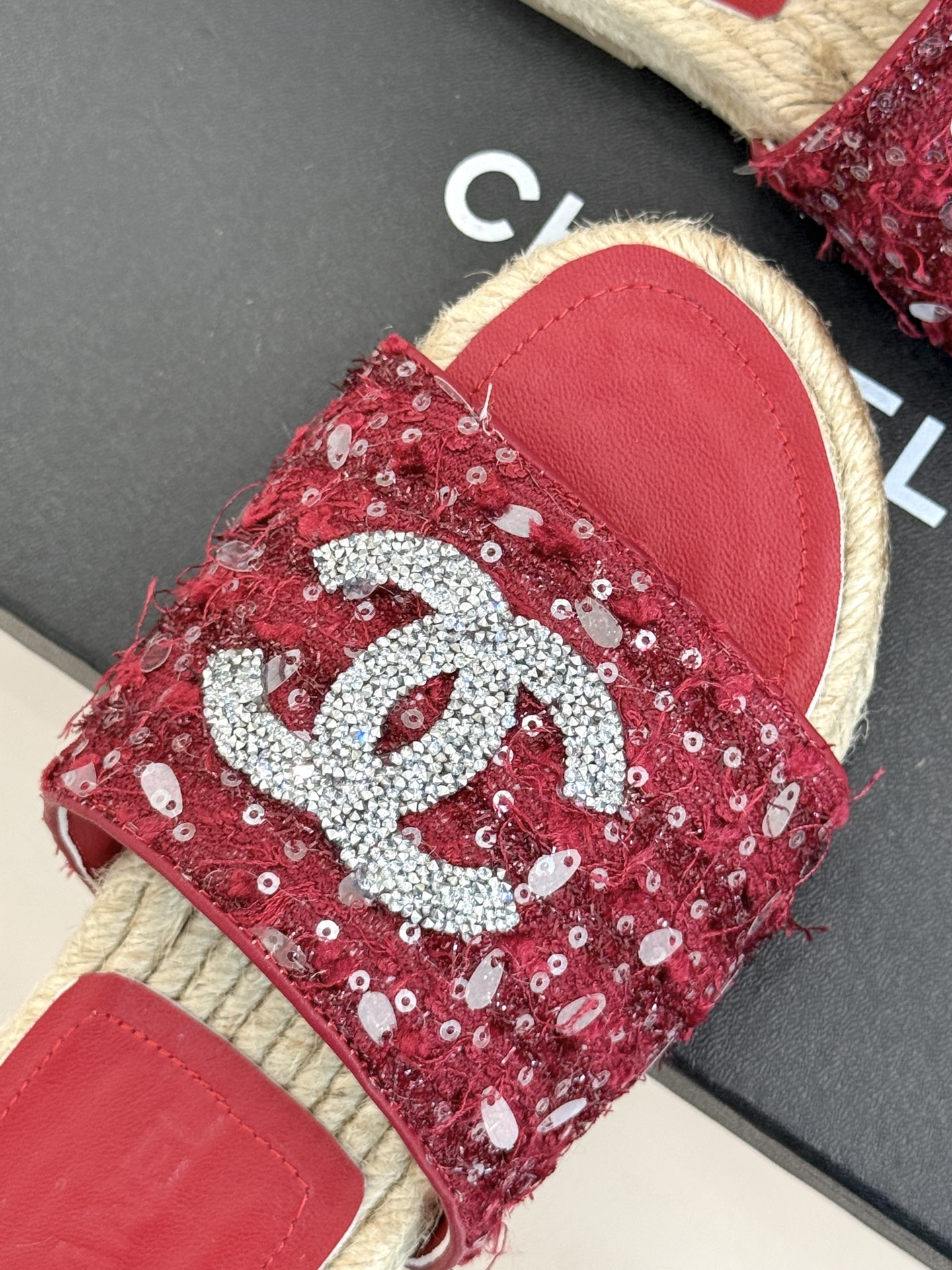 
CHANE* ｜小香25。春夏新品
水钻渔夫凉鞋
香奶奶家渔夫鞋每季一出都必会被抢光🤣 
经典水钻大双