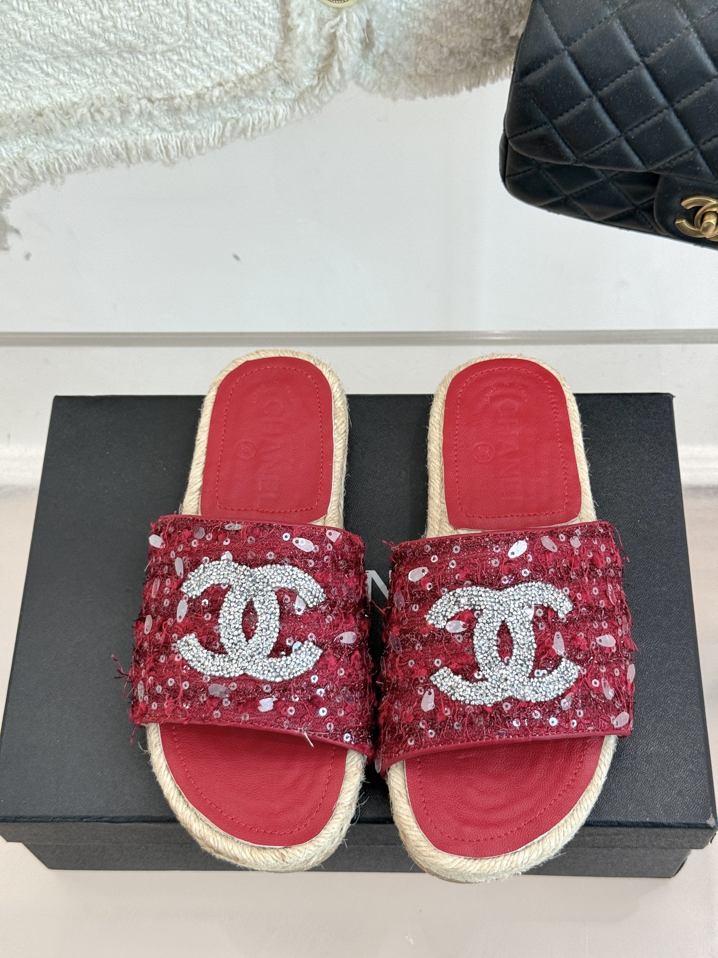 
CHANE* ｜小香25。春夏新品
水钻渔夫凉鞋
香奶奶家渔夫鞋每季一出都必会被抢光🤣 
经典水钻大双