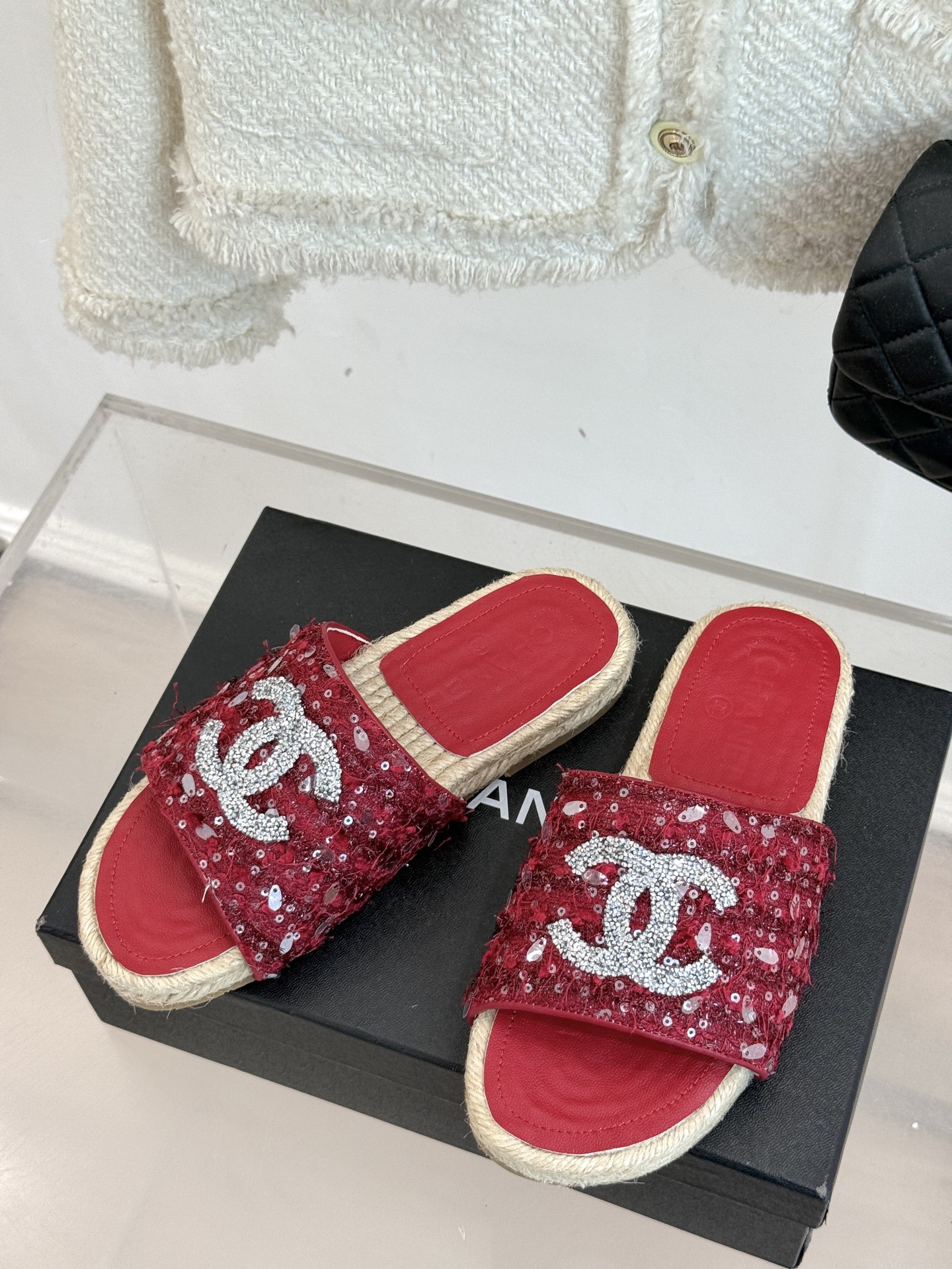 
CHANE* ｜小香25。春夏新品
水钻渔夫凉鞋
香奶奶家渔夫鞋每季一出都必会被抢光🤣 
经典水钻大双