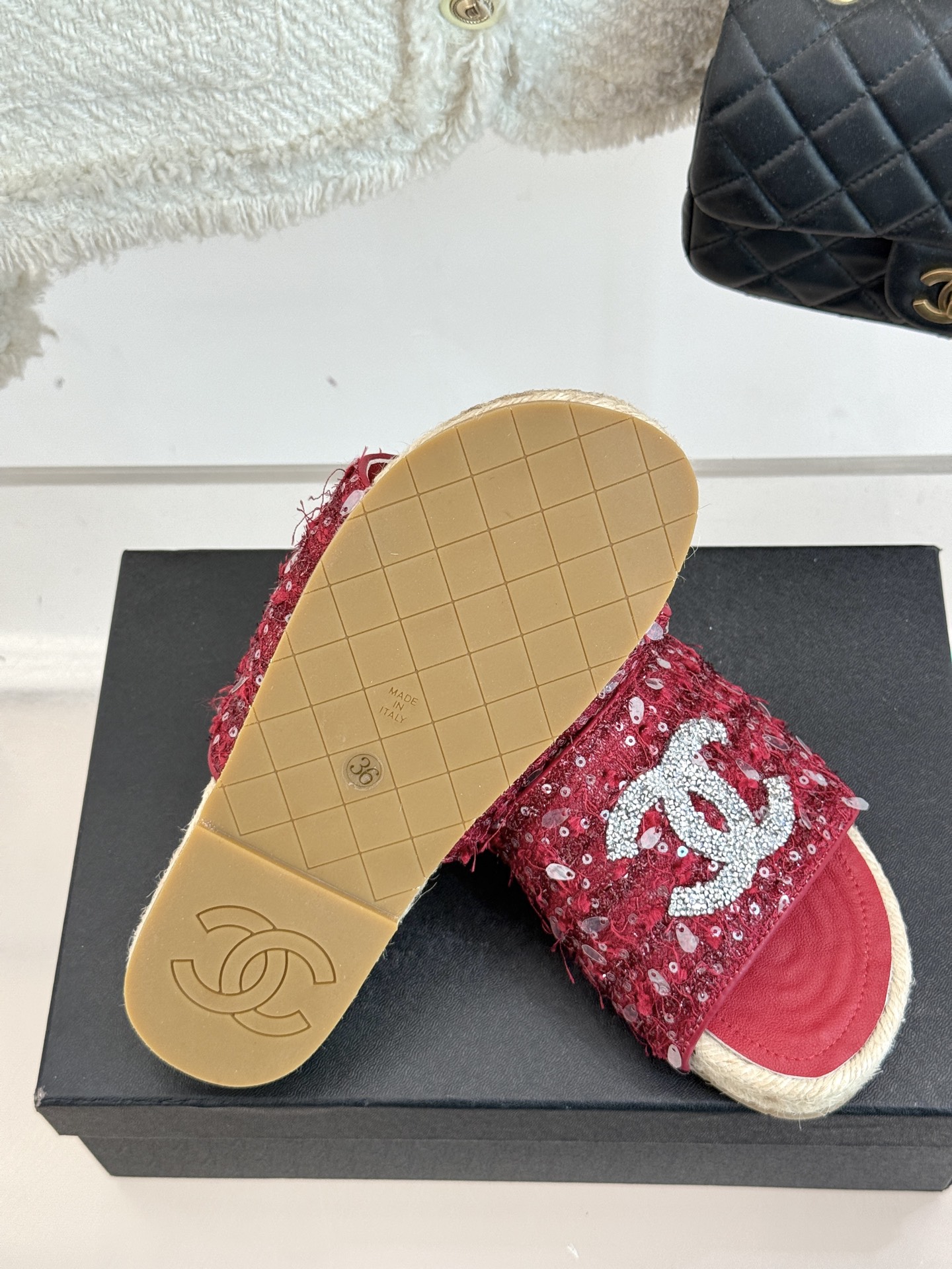 
CHANE* ｜小香25。春夏新品
水钻渔夫凉鞋
香奶奶家渔夫鞋每季一出都必会被抢光🤣 
经典水钻大双