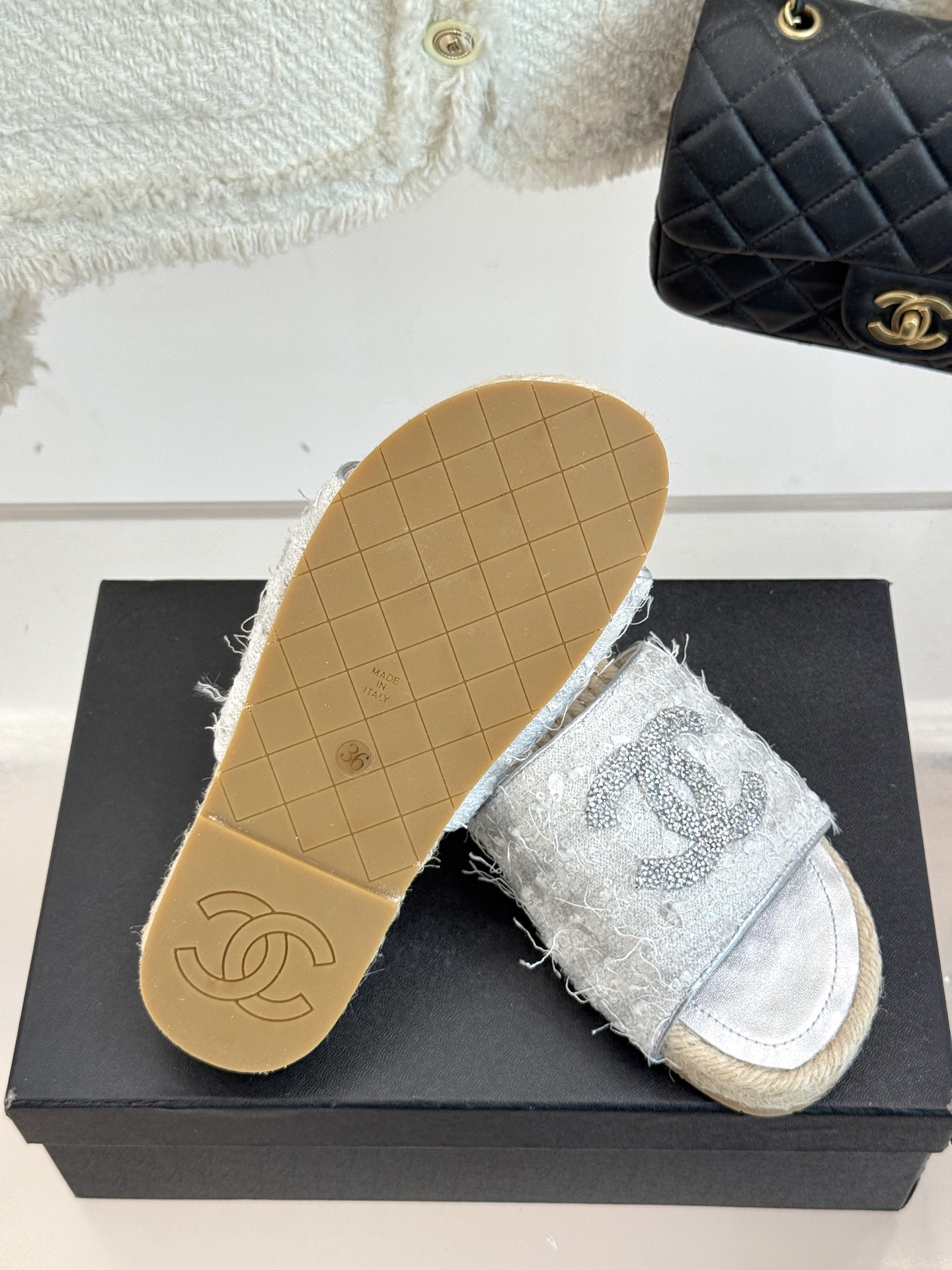 
CHANE* ｜小香25。春夏新品
水钻渔夫凉鞋
香奶奶家渔夫鞋每季一出都必会被抢光🤣 
经典水钻大双