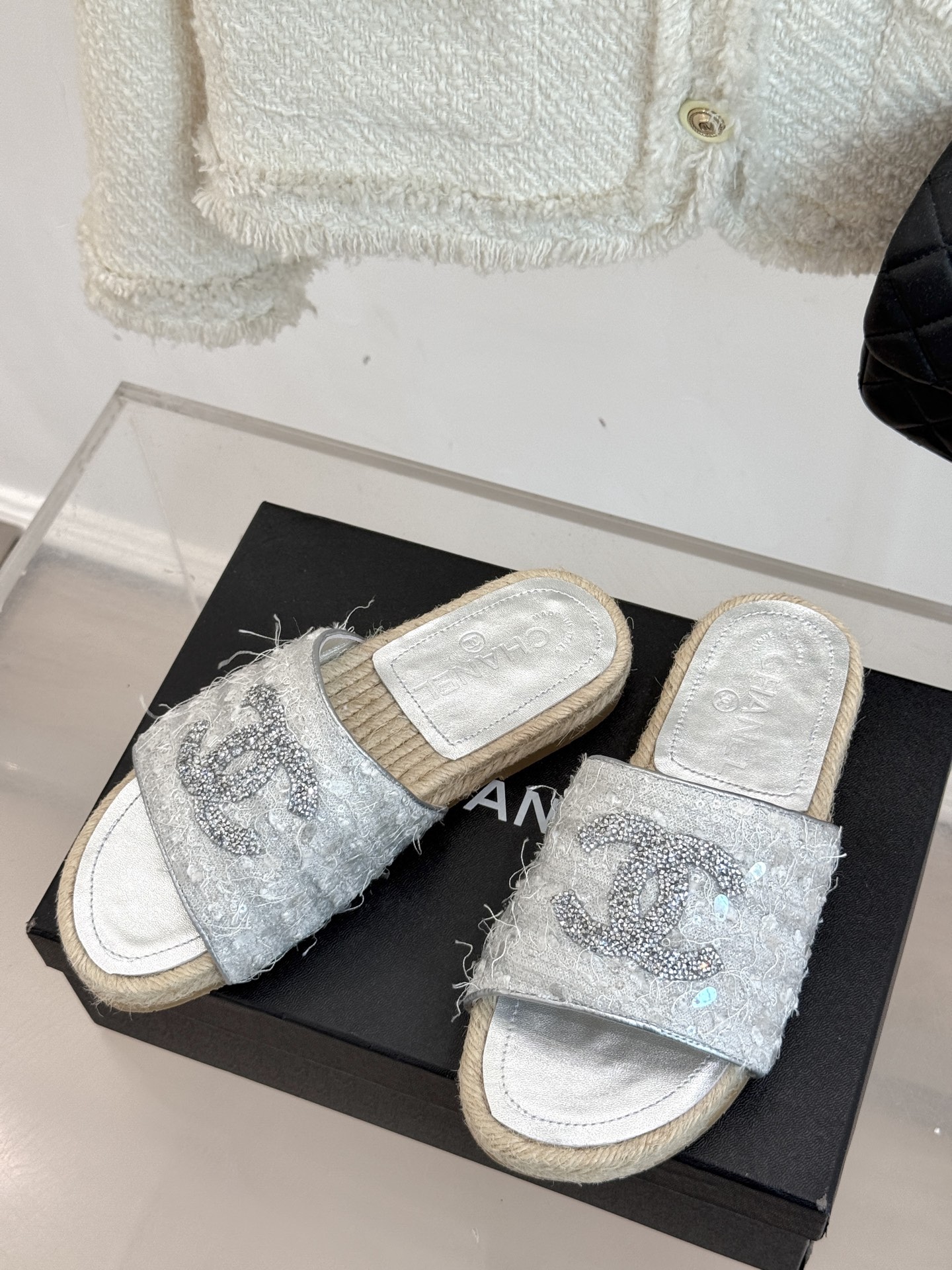 
CHANE* ｜小香25。春夏新品
水钻渔夫凉鞋
香奶奶家渔夫鞋每季一出都必会被抢光🤣 
经典水钻大双