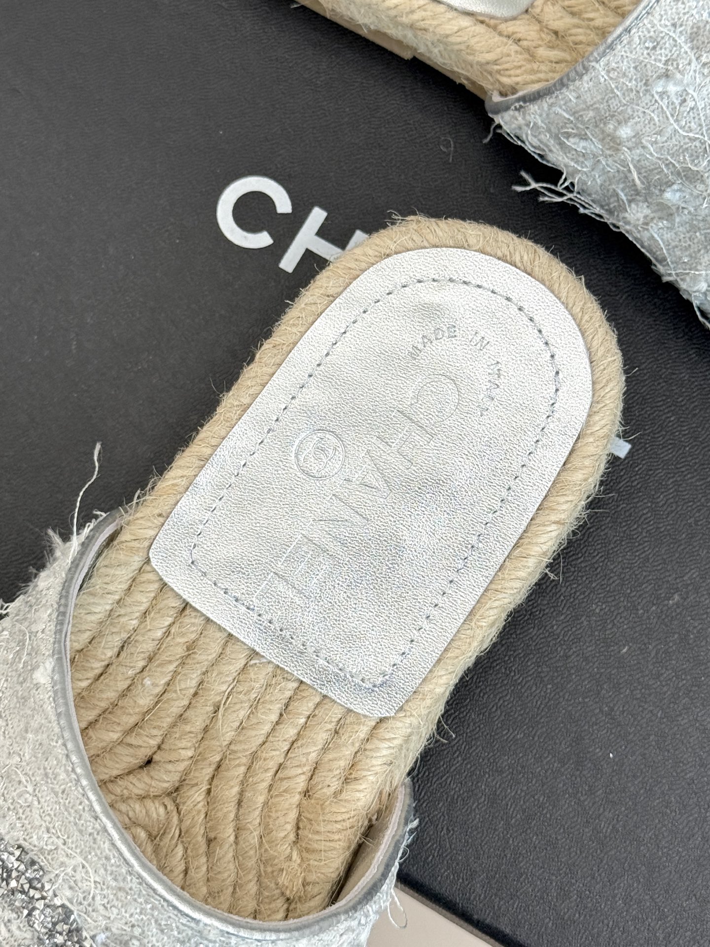 
CHANE* ｜小香25。春夏新品
水钻渔夫凉鞋
香奶奶家渔夫鞋每季一出都必会被抢光🤣 
经典水钻大双