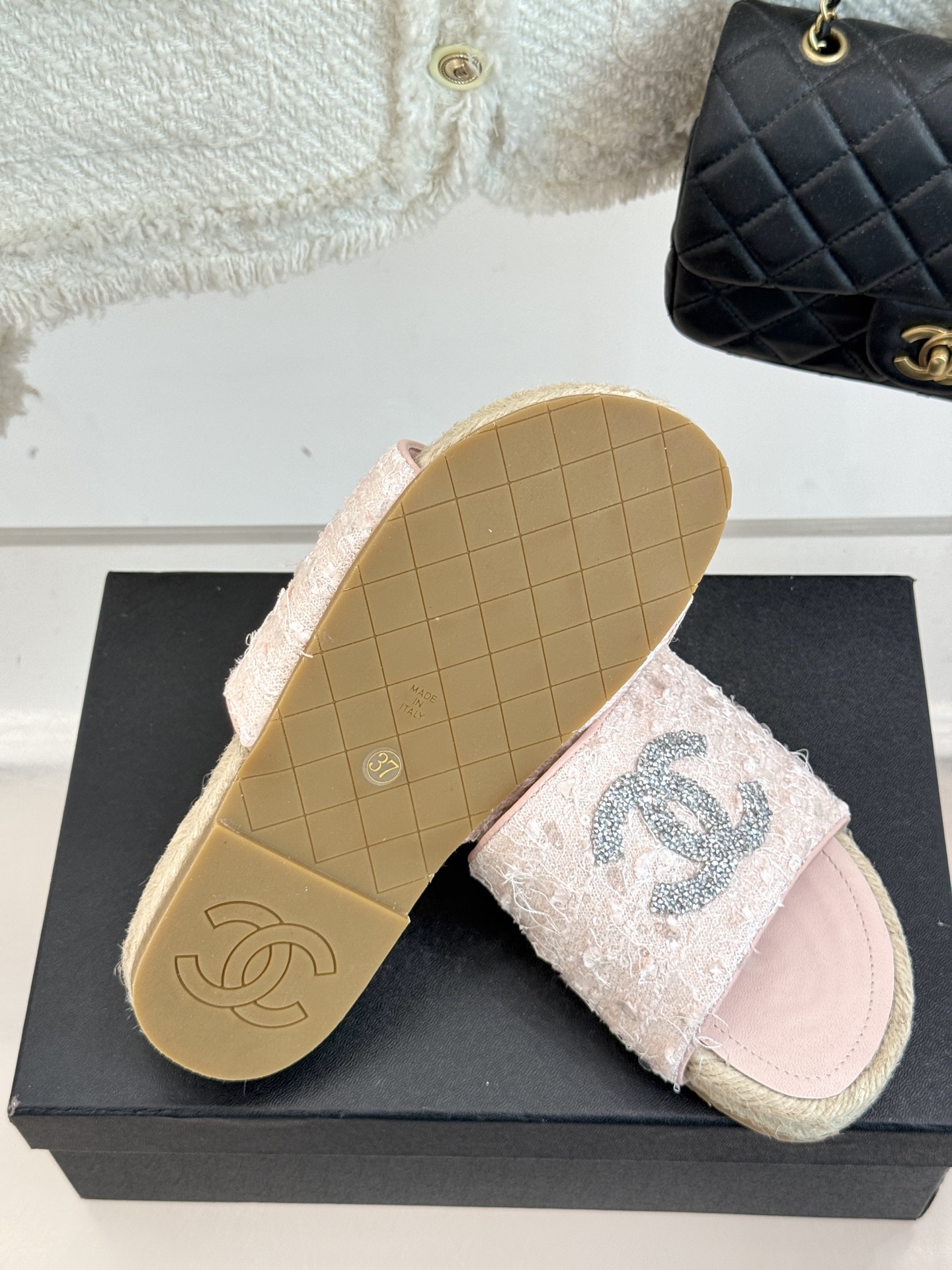 
CHANE* ｜小香25。春夏新品
水钻渔夫凉鞋
香奶奶家渔夫鞋每季一出都必会被抢光🤣 
经典水钻大双