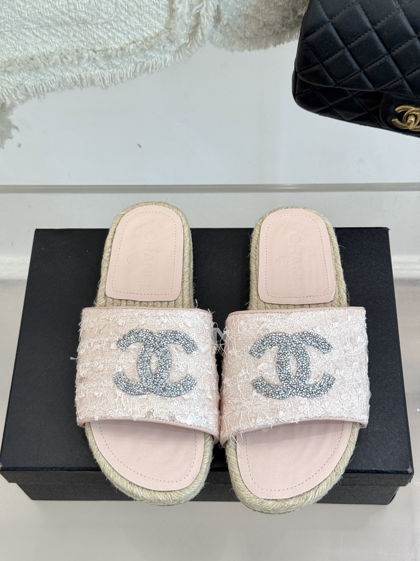 
CHANE* ｜小香25。春夏新品
水钻渔夫凉鞋
香奶奶家渔夫鞋每季一出都必会被抢光🤣 
经典水钻大双