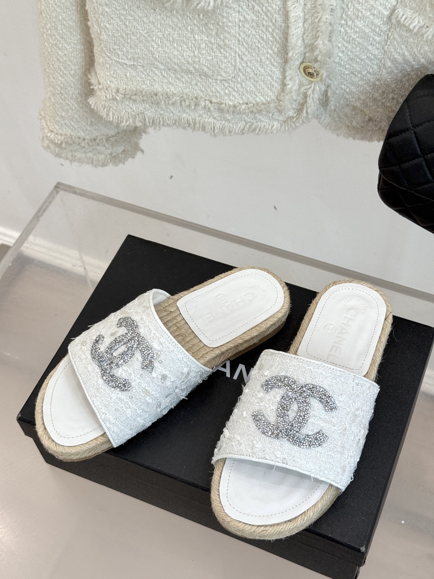 
CHANE* ｜小香25。春夏新品
水钻渔夫凉鞋
香奶奶家渔夫鞋每季一出都必会被抢光🤣 
经典水钻大双