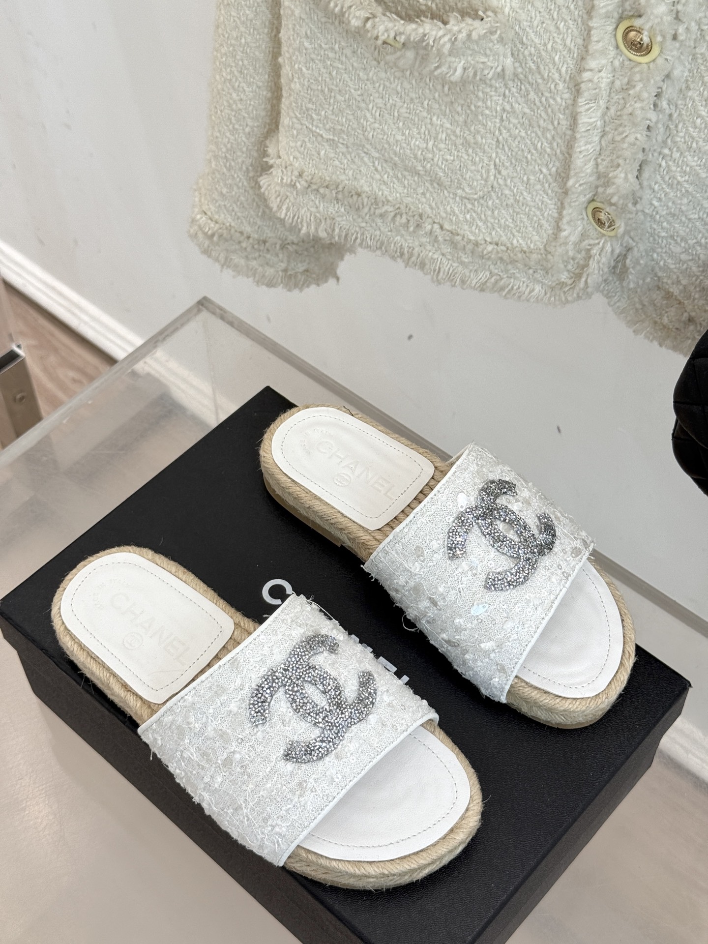 
CHANE* ｜小香25。春夏新品
水钻渔夫凉鞋
香奶奶家渔夫鞋每季一出都必会被抢光🤣 
经典水钻大双