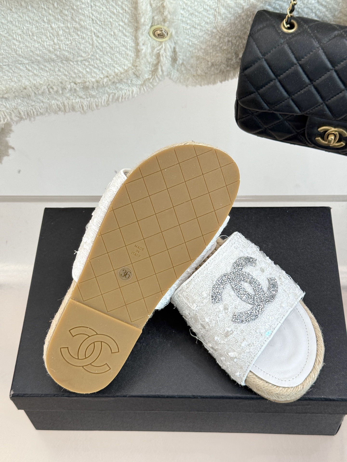 
CHANE* ｜小香25。春夏新品
水钻渔夫凉鞋
香奶奶家渔夫鞋每季一出都必会被抢光🤣 
经典水钻大双