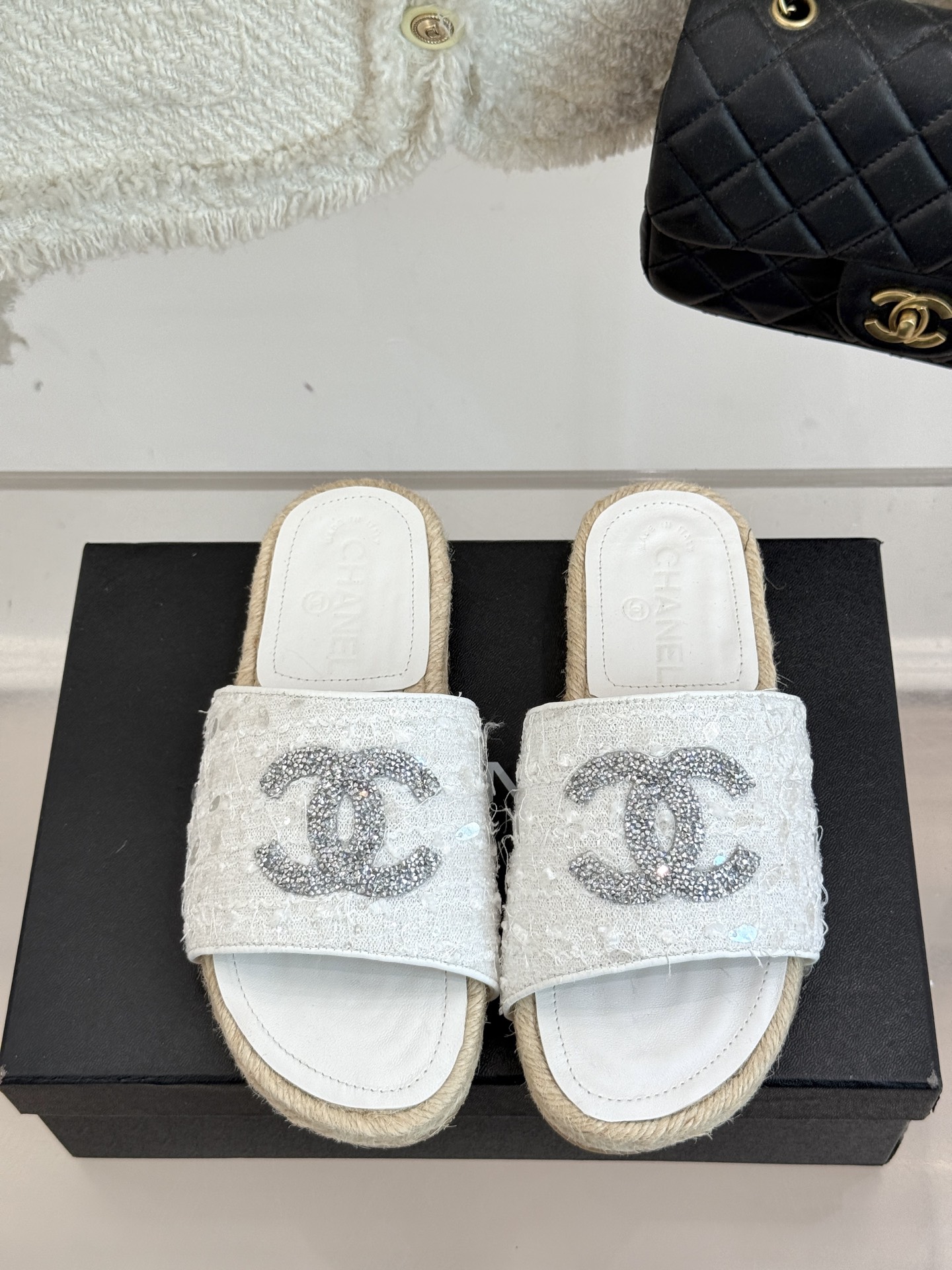 
CHANE* ｜小香25。春夏新品
水钻渔夫凉鞋
香奶奶家渔夫鞋每季一出都必会被抢光🤣 
经典水钻大双