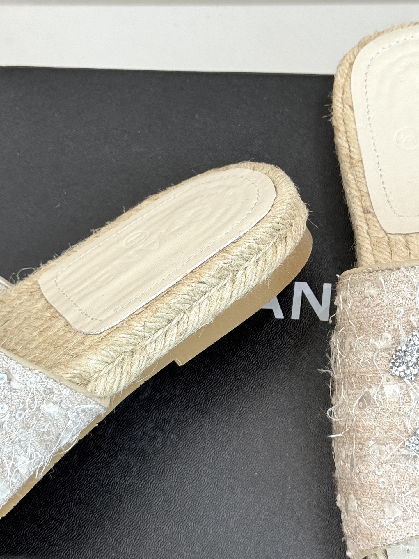 
CHANE* ｜小香25。春夏新品
水钻渔夫凉鞋
香奶奶家渔夫鞋每季一出都必会被抢光🤣 
经典水钻大双